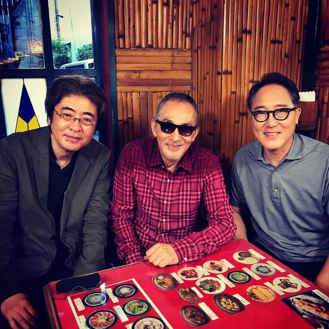佐野史郎のインスタグラム：「60年代後半の日本のロックシーンを綴った「Tokyo Rock beginnings」の君塚太さん、そしてフローラル、エイプリルフール、ソロへと駆け抜けた小坂忠さんと。 ここのところ、お会いするミュージシャンがどえらいことになっとります^ ^」