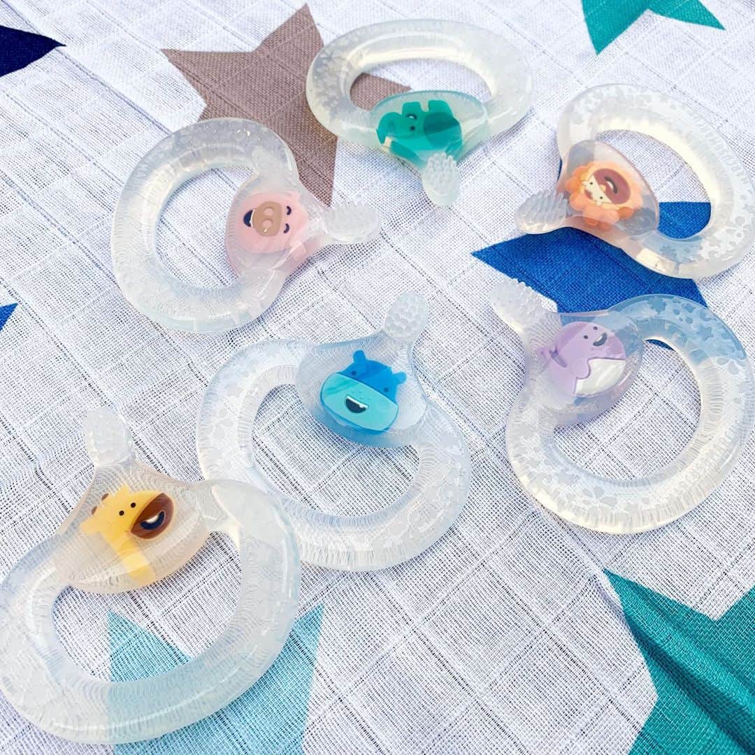 blossom39_officialのインスタグラム：「. ポップなデザインが可愛いMARCUS&MARCUSから《シリコン歯ブラシ》が新発売！！ . シリコン製の柔らかい歯ブラシで、小さなお子様でも持ちやすいグリップなので歯磨きの練習にぴったり！歯固めとしても使用できます！ . 動物たちをよくみるとニコッと笑って歯を見せているのがとってもキュートなんです♡ . ※店舗により取り扱いのない場合もございます。お近くの店舗までお問い合わせください。 . #blossom39 #ブロッサム39 #マーカスマーカス #シリコン歯ブラシ #ベビー歯ブラシ #歯固め #赤ちゃんのいる生活」