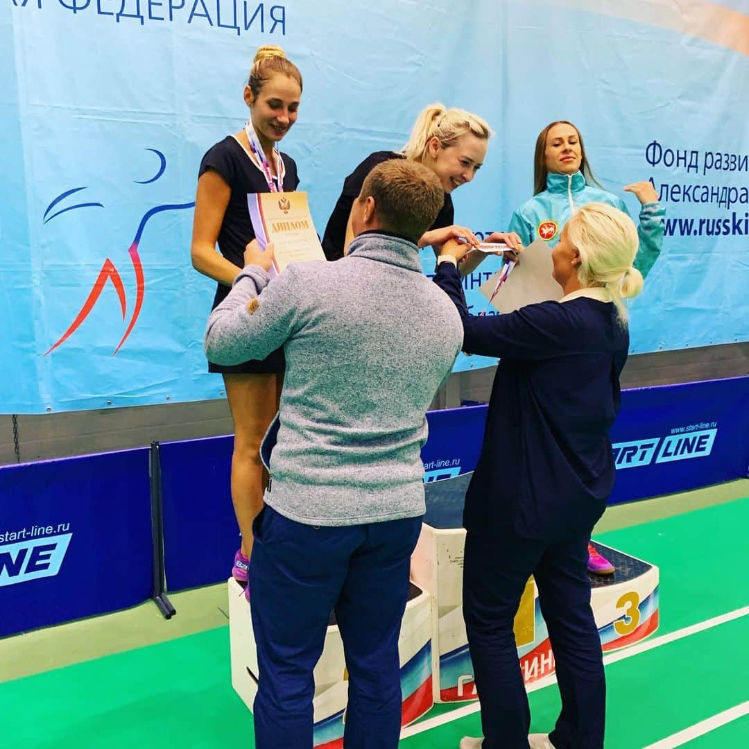 ニナ・ビスローバさんのインスタグラム写真 - (ニナ・ビスローバInstagram)「National Championship 2019 🇷🇺 Чемпионат России 2019 🥉 микст с  @vitdurkin , 🥈пара с @viki23v , спасибо мои лучшие партеры 🥰💪. Хотела сказать большое спасибо всем кто болел и верил в меня!Спасибо ЦСП Нижний Новгород, @vsorokina_ 😘 и Министерству Спорта Нижнего Новгорода. Спасибо @khimki_bc за поддержку, спасибо всем тренерам кто продолжает работать со мной и помогал подготовиться @elenagachinskaya @vitdurkin @klaudiamaj1 @victor.malyutin @plohiw 👏🏻👏🏻👏🏻 — а теперь о грустном, как же ужасно что на полуфиналах и финалах не было зрителей, просто пустой зал , ну как же так?!?! Ведь это красиво  и зрелищно , это такой шанс развить в нашей стране любовь к бадминтону .... так не должно быть на Национальном Чемпионате ....😢 #khimki_bc #badmintonplayer #badminton #бадминтон #мояжизнь #мояигра」9月6日 22時22分 - ninavislova