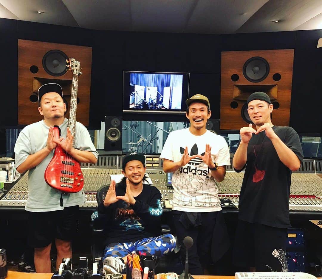 Kuboty のインスタグラム：「10/2発売の内田真礼さんのミニアルバム『you are here』に収録される「波乗りキャリーオン」のレコーディングでギターを弾かせていただきました🎸🔥 ﻿ ﻿ RECメンバー﻿ ギター Kuboty（TOTALFAT）﻿ ドラム KENTAさん（SPYAIR）﻿ ベース GOT'Sさん（FLOW）﻿ ﻿ 作詞作曲編曲 TAKE （FLOW）﻿ ﻿ という豪華布陣‼️ ﻿ ﻿ TAKEさん、クボティのご指名ご愛顧ありがとうございますぅぅぅぅぅ😘﻿ ﻿ 詳細はuchidamaaya.jpをチェック〜✌️﻿ ﻿ #内田真礼 ﻿ #flow﻿ #totalfat﻿ #spyair」
