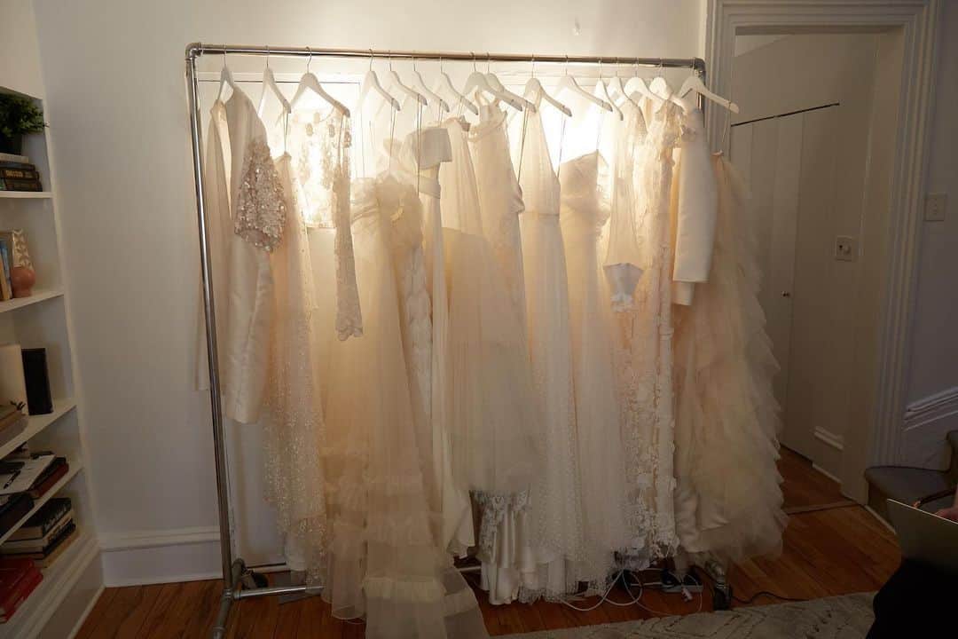 Authentique Authentiqueさんのインスタグラム写真 - (Authentique AuthentiqueInstagram)「前回のHalfpenny London（ハーフペニーロンドン）のドレスも上品でファッション性が非常に高く、日本でもセンスの高い花嫁様に愛されるドレスが多くありました🧚🏻‍♂️ 今年もNew York Bridal Fashion Weekの開催が楽しみです🍃  ご予約は @authentique_weddingdress  プロフィールハイライトURLまで  #authentique #authentique_dress  #Authentique #ちーむオーセンティック #halfpennylondon #ハーフペニーロンドン」9月6日 22時18分 - authentique_weddingdress