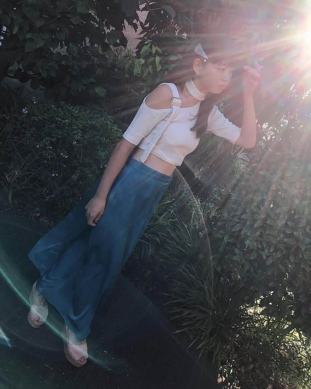 吉田万葉のインスタグラム：「逆光よきね(  ˊᵕˋ )  1.2まいめ魔法使いみたい♡  #逆光 #jk #jk1 #girl #fashion  #Instagram」