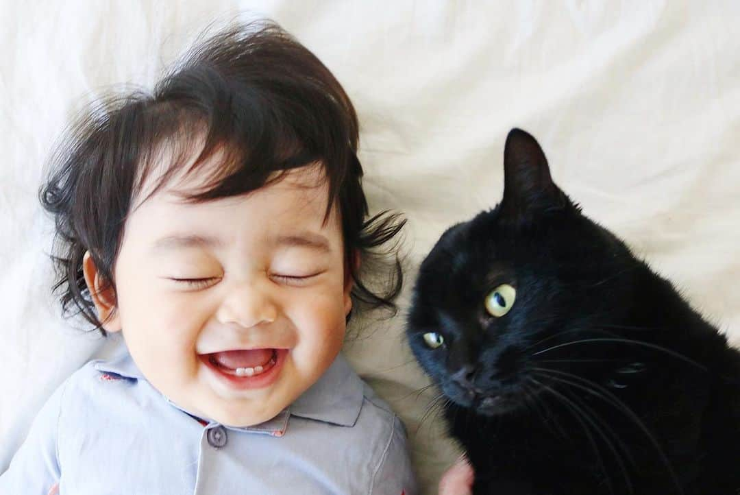 ギネス & ピムスさんのインスタグラム写真 - (ギネス & ピムスInstagram)「06/09/2019 Happy Friday! ・ Today, in Japan, it's Black Cat Appreciation Day. ・ Nagi says, Happy Black Cat Day, Guinness. We make a good team, right?! ・ Have a nice weekend! ・ ・ 今日は#黒猫の日 という事で ギネスと凪くんのツーショット。 温度差。笑 王子も心の中では凪くんみたいに笑ってるといいな😂 ちなみにピム丸バージョンもあるので後日postする予定。 ・ ストレスが溜まってるので、 凪くん寝たら 黒猫の日のタグを見て 可愛い黒猫拝もうと思います。笑 それでは皆さま 素敵な週末をお過ごし下さい♬ ・ ・ #ギネスくん #ギネピムと凪くん  #9monthsold #生後9ヶ月  #babyboy #男の子ベビー #赤ちゃんのいる生活 #赤ちゃんのいる暮らし #赤ちゃんと猫 #猫と赤ちゃん」9月6日 22時26分 - rina_takei