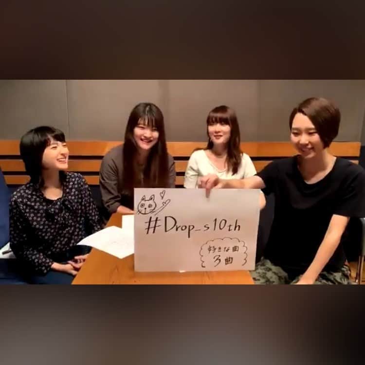 のインスタグラム：「Drop'sより、どどーんとお知らせ🎉 10周年イヤー、かけぬける！ 今しかないのです！一緒に楽しみましょう❣️ オフィシャルツイッターに詳しく説明した(？)動画もあります！写真はその模様。笑 見てみてください〜。 ------------------------------------------------------- その①　9/13にアルバム「Tiny Ground」から「アイラブユー」「Lost in Construction」「天使とラストシーン」を先行配信！  その②　アルバム「Tiny Ground」からMVをもう一本公開します！ 監督は今まで何度もタッグを組んできた番場秀一氏、曲は「Tシャツと涙」です。 公開をお楽しみに！  その③　アルバムリリース日の夜は、LINELIVEの配信＆リリースパーティーを開催します！ 日時や内容の詳細は、後日お知らせします。  その④10周年を迎えられた感謝を込めて、ツアーのセットリストの参考にみなさんの聴きたい曲のリクエストを受付ます。 募集方法は、Twitter、インスタで一人3曲と一言をハッシュタグ　#Drop_s10th で投稿するか、インスタのメッセージで募集します。締め切りは9月末まで どしどし投稿してください。」