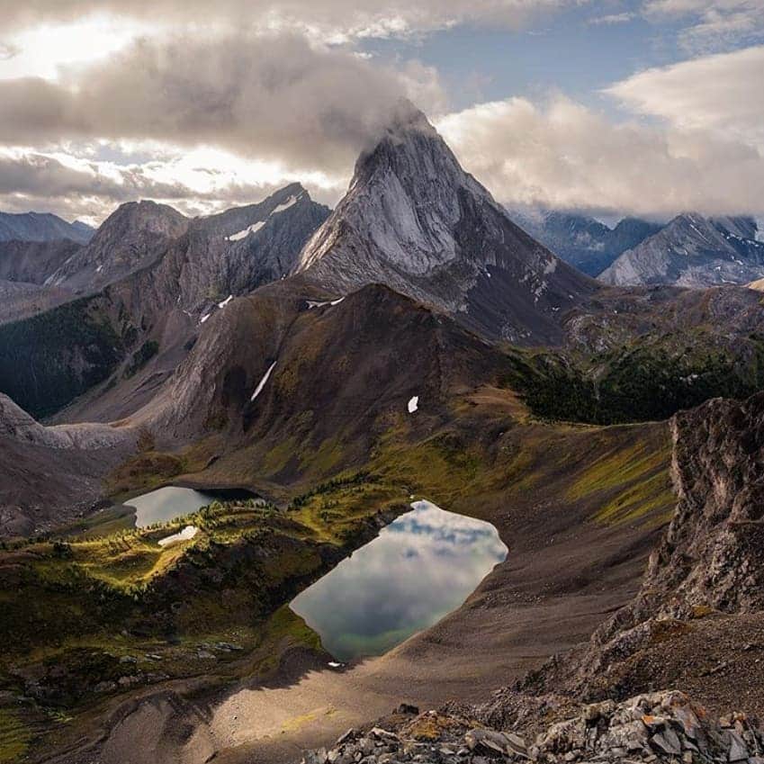 エールフランスのインスタグラム：「Daydreaming amidst Alberta’s peeks. Rêver au milieu des sommets canadiens. 📷 Merci @beckylynnsim  #AirFrance #Franceisintheair」