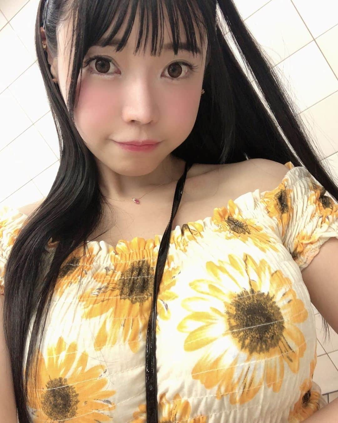 みねりお(旧：柴咲 凛)さんのインスタグラム写真 - (みねりお(旧：柴咲 凛)Instagram)「たまには、パイスラ置いてくぬ❣️🙈💕 #パイスラ #パイスラッシュ #ワンピース #ひまわり #あざとい #あざとかわいい #みねりお #みねパイ #峰不二子 #リアル峰不二子 #撮影会 #グラビア #グラビアアイドル #グラドル自画撮り部 #インスタグラビア #カメラ #ポートレート #わっしょい ⁦‪#Jカップ‬⁩ ⁦#わがままボディ‬ #おっぱい #巨乳 #sexy #筋肉女子 #筋トレ女子 #柔軟 #猫好き #ポールダンス #ポールダンス女子 #１ミリでもいいなと思ったらいいね」9月6日 22時36分 - mine_rio