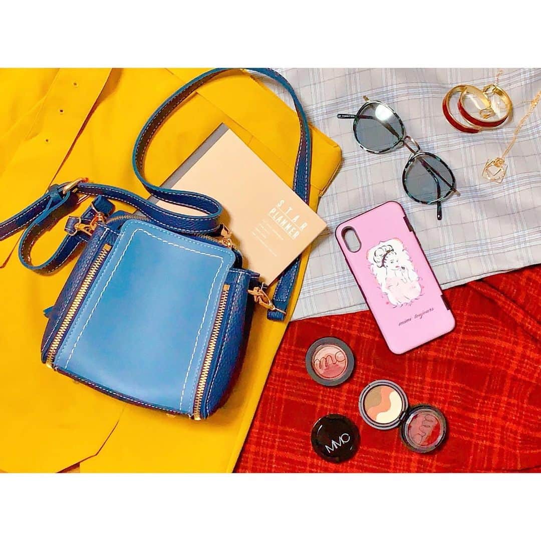 のインスタグラム：「🍵 #9月 #最近のお気に入り #❤️ . 💼ポシェット 最近は普通サイズのバッグより 小さいポシェットの方が好きです 荷物が少ない時は便利 多い時は+他のバッグも全然👜👌🏻 . 📔手帳 普段、お仕事のことはアプリに入力していて🗓 すごく便利なので、手帳を使っていたのは 3年くらい前のことかな。。。 最近また使うようになって 今月の目標とか、毎日していることをチェック 毎日、もっと充実している感じがします💪🏻 . 🕶サングラス 秋になったとはいえ 太陽☀️の眩しさは変わっていないですし ファッションとして掛けたら雰囲気が変わります . 💋iPhoneケース 私は携帯ケースを何個も持っていますが その日の気分&コーディネートによって変えています 最近のお気に入りは #mimitoujours さんと#mamiyoco さんコラボしたこの携帯ケース 鏡付き+ICカードも入れられて、すごく便利ですし デザインがすごくおしゃれ🌹 . 🏵コスメ #MagicCloset さん x #GirlsAward さんのコラボコスメ‼️ すごく楽しみにしていたので即買い(笑 ブラウンもワインレッドもこれからの季節に合うカラー🍂 アイシャドウだけではなく コラボブラシや前髪クリップなどもゲット そしてもう一つ☺️ #ミネラルクリーミーチーク です💓 08番の #フロストピンク 暗めのピンクなので、秋にぴったりのカラー . 💍アクセサリー 自分が持っているアクセサリーは少なくないと思うのですが お店に行ったら、いつも我慢できなくて買っちゃう🤭 アクセサリーも季節感があるからね←言い訳 写真には映っていないですが ドライフラワーイヤリングをゲットしました すごく可愛くて、これから流行りそうです💐 . お気に入りの物が多くて これから #女子力 のアップも楽しみます👸🏻 . #autumn #love #pochette #7things #starplanner #sunglasses #tresjewelry #iphonecase #mimi #mimitoujours_style #accessories #earrings #lattice」