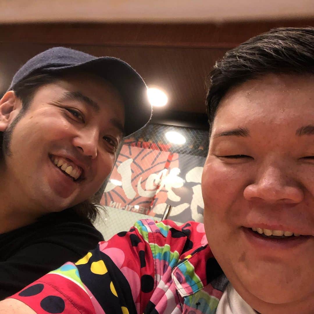 カバのインスタグラム：「‪本日のでぶ活。‬ ‪吉本新喜劇ワールドツアー大阪初日終了です！沢山のお客様ありがとうございました！明日も宜しくお願いします！終わりにけんたくんと！ここの豚丼めちゃウマでした！‬ ‪あぁ、痩せたい！‬ . #本日のでぶ活 #でぶ活 #ラーメン#ラーメン部#麺活#麺かつ#グルメ#グルメ好きな人と繋がりたい#けんたくん #あぁ、痩せたい」