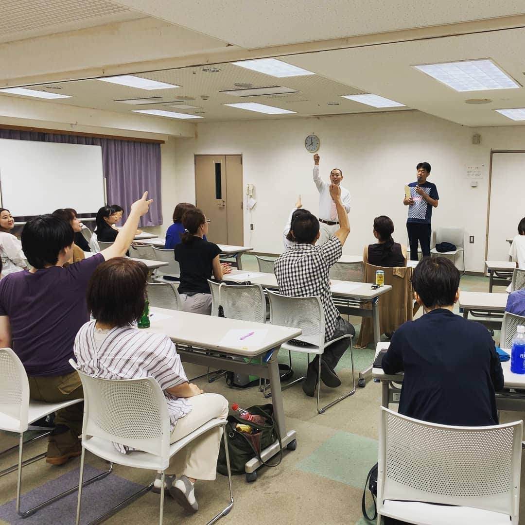 のインスタグラム：「新宿区内介護保健サービス事業所職員さんに向けた、『お笑い × 介護レクリエーション』と言う講演会をさせてもらいました(^-^)♪施設でのエピソードや介護レクリエーション体験やあるある探検隊や質疑応答などの90分♪なぜか後輩の「ですよ。」が観に来ててビックリでした♪あーぃとぅいまてーん♪  #新宿区 #介護 #介護レクリエーション #介護レク #講演会 #笑顔 で#健康 #地域センター #レギュラー #あるある探検隊 #吉本興業」