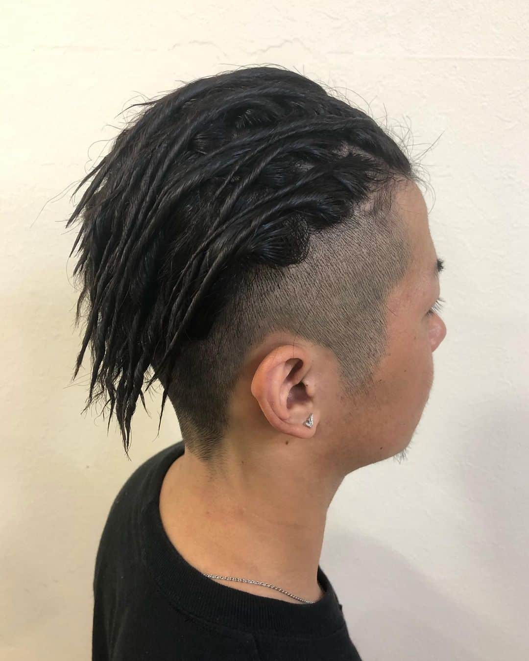 salon PRATiNO(サロンプラチノ)のインスタグラム：「. 🤟🏾ツイストパーマ🤟🏾. . ツイストパーマのお客様💗 周りをぐるっと一周刈り上げてスッキリさせて トップはオールバックに ツイストパーマをかけました⭐️ ほぐれてくると ボリュームが増すのでそれもまたカッコイイ👌🏾 ゆるパーマに飽きた方は ハードなツイストもオススメですよ😎 . . 【CLAVIS PRATINO】 ◇火曜日～土曜日 11:00～20:00 ◇日曜日 11:00～18:00 ※時間外はお問い合わせください。 愛知県名古屋市中区錦3-4-19石垣ビル７Ｆ ☎︎052-962-7017 . #hairstyle #hair #cornrow #braids #clavispratino #spiralperm #pratino #hairsalon #nagoya #haircolor #love #派手髪 #外国人風カラー #バレイヤージュ #グラデーション #コーンロウ #ブレイズ #スパイラルパーマ #特殊ヘア #ブラックヘア #美容室 #ヘアサロン #ヘアスタイル #ヘアカラー #クラビスプラチノ #名古屋 #栄 #錦」