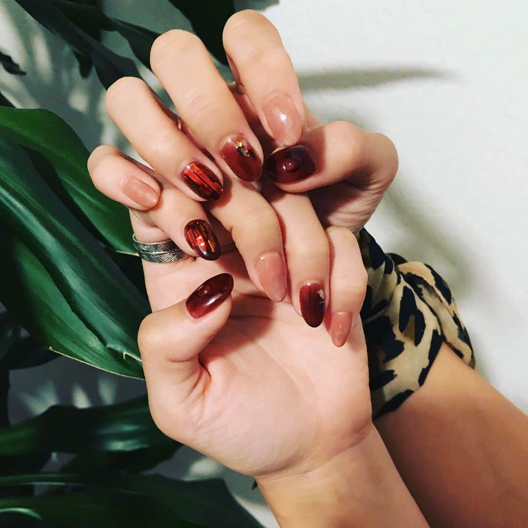 及川真珠のインスタグラム：「💅 . NEW nail❤️❤️ . 今回も上野さんに 可愛いくしてもらいました😳💕 . @tet.nail . #newnail#nail #秋ネイル#💅」