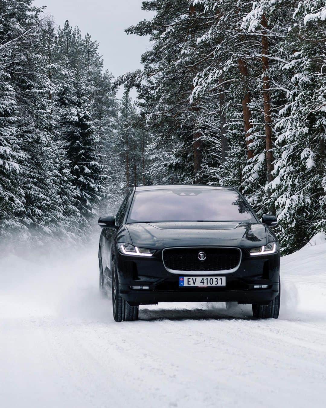 Jaguarさんのインスタグラム写真 - (JaguarInstagram)「It's cold out. Hug a road. 📷: @IAmNordic.  #Jaguar #IPACE #Electric #EV #Luxury #Premium #Performance #SUV #AWD #ElectricCars #CarsofInstagram #Regram #Telemark #Norway」9月6日 23時00分 - jaguar