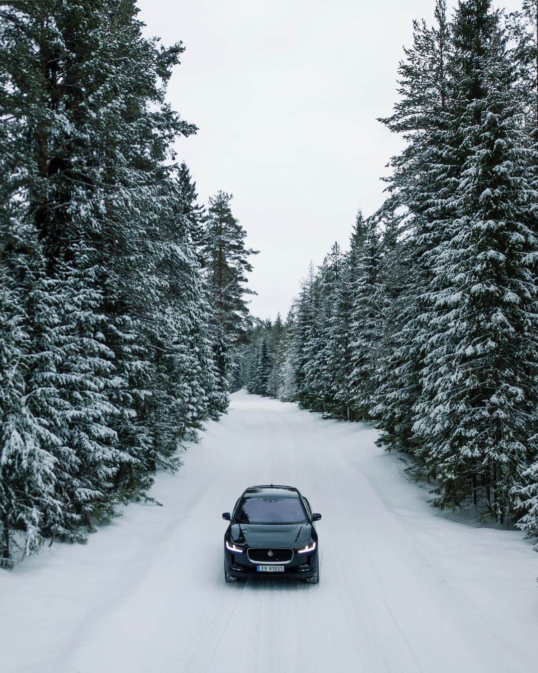 Jaguarさんのインスタグラム写真 - (JaguarInstagram)「It's cold out. Hug a road. 📷: @IAmNordic.  #Jaguar #IPACE #Electric #EV #Luxury #Premium #Performance #SUV #AWD #ElectricCars #CarsofInstagram #Regram #Telemark #Norway」9月6日 23時00分 - jaguar