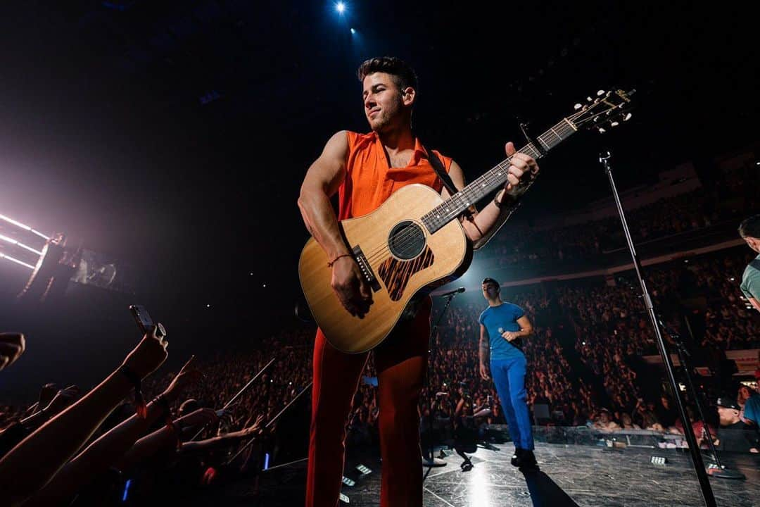 ニック・ジョナスさんのインスタグラム写真 - (ニック・ジョナスInstagram)「Anyway... here’s Wonderwall. Thanks for an incredible show last night Columbus. #HappinessBeginsTour」9月6日 23時06分 - nickjonas