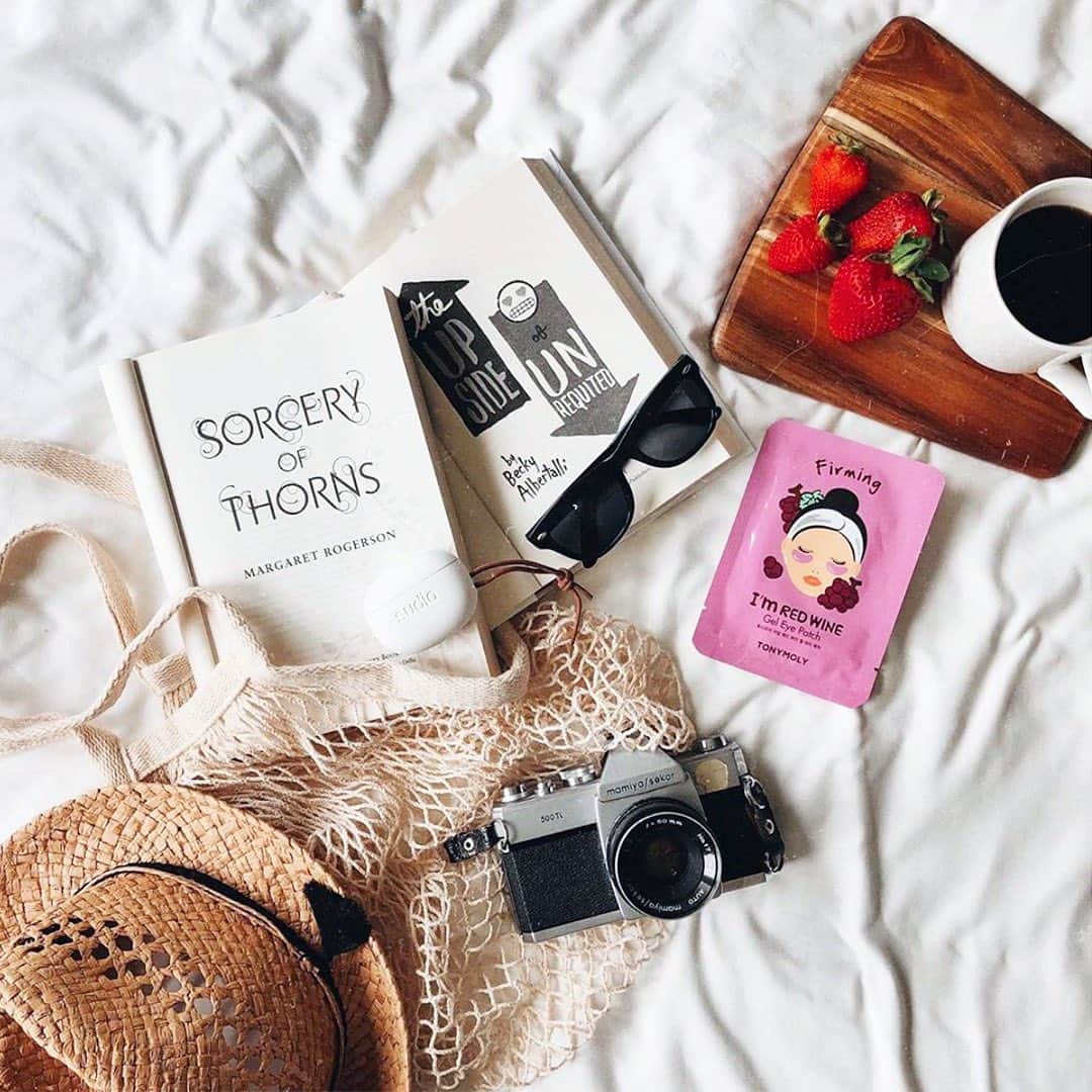 TONYMOLY USA Officialさんのインスタグラム写真 - (TONYMOLY USA OfficialInstagram)「It's #NationalReadABookDay 📚 Relax and unwind with a good book and our soothing I'm Red Wine Eye Patches! #xoxoTM #TONYMOLYnMe // 📸: @loriimagination」9月6日 23時04分 - tonymoly.us_official
