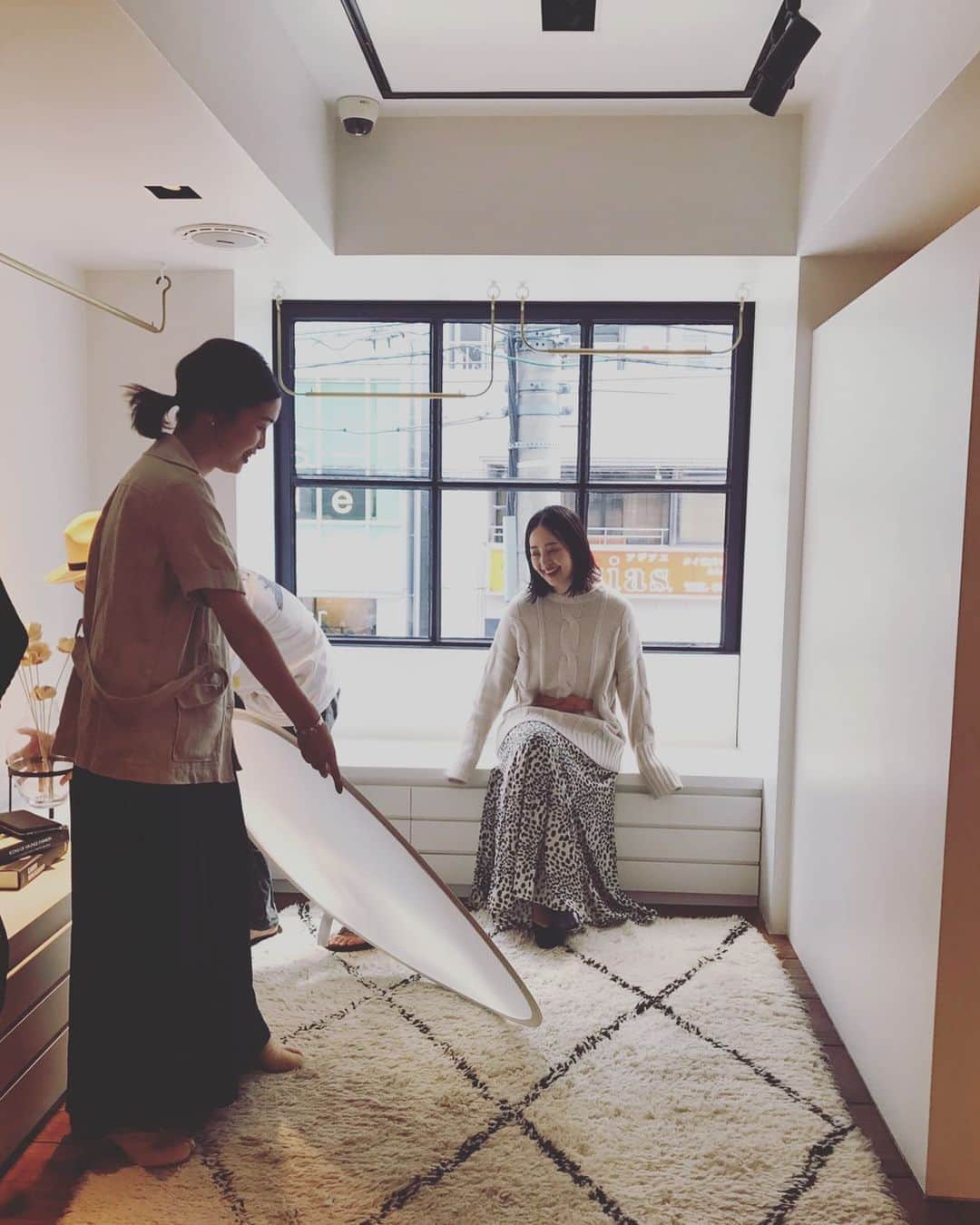 濱中鮎子のインスタグラム：「昼間のひととき。  PRたるもの、レフ板をどじょうすくいのごとく自在に操れなくてはならないのだと学びになりました。😂 市川女史の素晴らしき動き！  産後の戻らない病にあっている最中ではございますが @jslessage  さんのコンテンツ撮影に。  いつも笑いの絶えないチームレサージュさん。😹 元気もらえました！ ありがとうございました！  #中西  #uhr #uhr_2019aw  #ウーア  #シュッとお願いしますw」