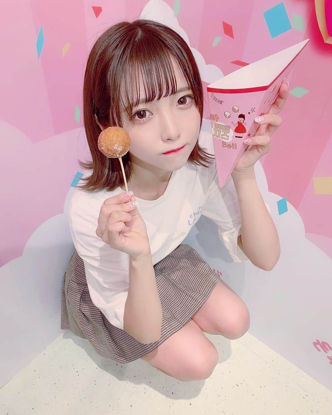 のインスタグラム：「流行りのチーズボール食べてみた🙆🏻‍♀️ 美味しかったけど2個で満足してしまったよ、、、揚げ物に胃が弱い、、、 . 新大久保の駅降りて右の道ずっと歩いて左側にあるよ！🧀 . tshirt→ @66girls_japan  skirt→ @spinns_official . . #新大久保#新大久保グルメ#チーズボール」