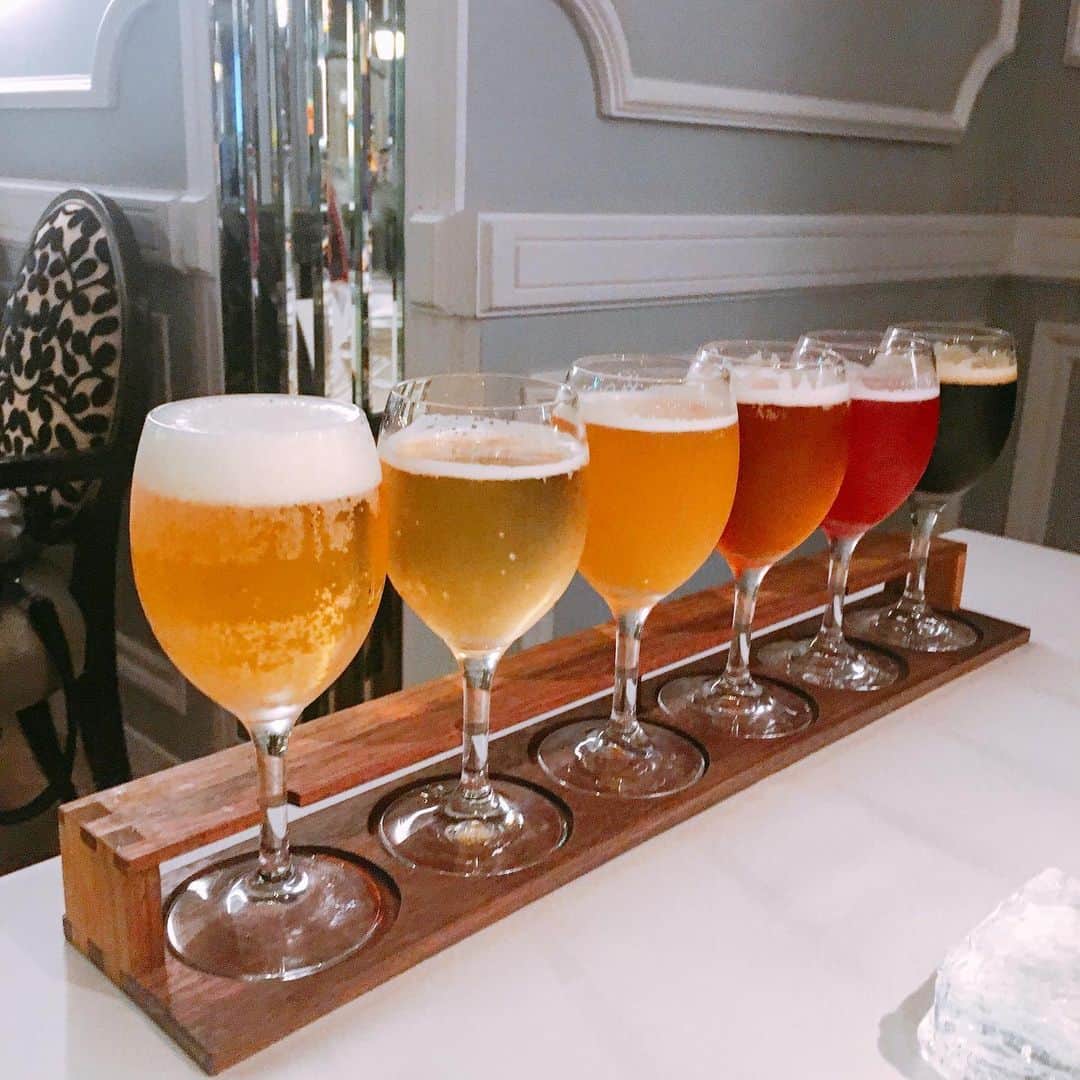 のインスタグラム：「乾杯🍻 左から3番目、マスカットみたいなビールが好き。  #クラフトビール #飲み比べ」