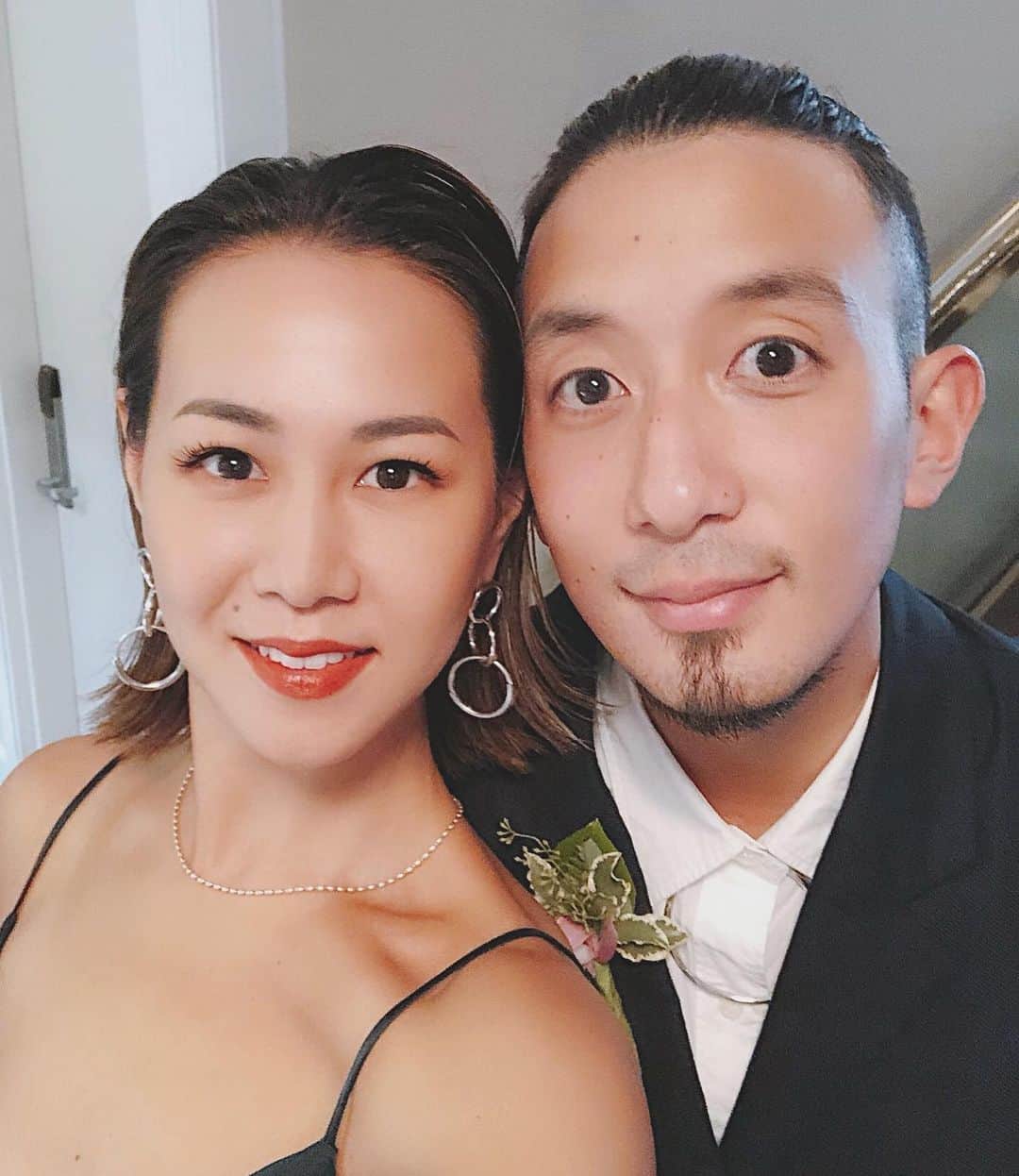 のインスタグラム：「🕊 . 𝐻𝑎𝑝𝑝𝑦 𝑤𝑒𝑑𝑑𝑖𝑛𝑔. . 彼のお兄ちゃんの結婚式💒 兄妹やいとこ、私もお手伝いして会場を準備。 . なーんもなかった貸し会場が… 新婦コリーンの👰🏽抜群なセンスで とっても素敵な空間に仕上がりそれだけで感動✨ . ネームカードやパンフレットのイラストは コリーンが描いた2人🛵かわいすぎ♡ . 本番は、はじめのセレモニーで涙😭 兄妹3人の英語スピーチで涙😭 ファーストダンスで涙😭 . こんな心温まる愛に溢れた結婚式に参列出来て、 彼と彼の家族と一緒にカナダに行けて本当に幸せでした❤️ . 家族が幸せになるって言葉に出来ないくらい最高っ👏🏼 #kocowedding2019」