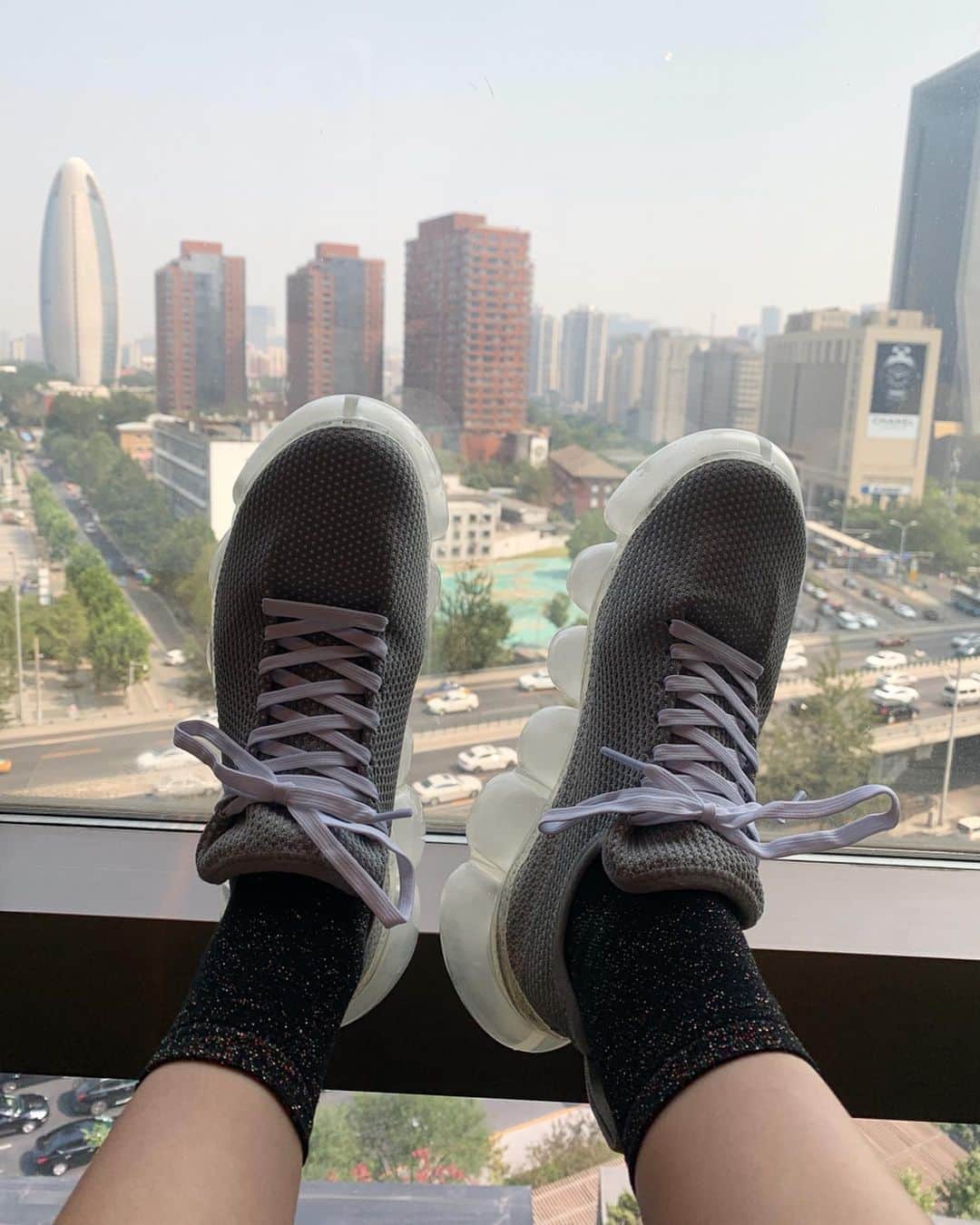 傳谷英里香さんのインスタグラム写真 - (傳谷英里香Instagram)「.﻿ ﻿ 可愛い靴をおろしました👟﻿ ﻿ ﻿ テテン!💡﻿ さあ、ここはどこの国でしょうか？﻿ ﻿ ﻿」9月6日 23時21分 - erika_denya