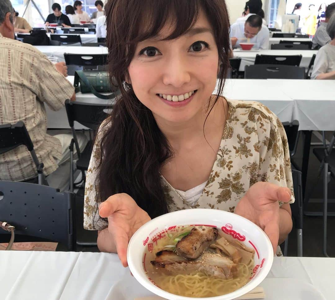 佐藤彩さんのインスタグラム写真 - (佐藤彩Instagram)「トピッカーの2人と一緒に、オータムフェスト初日を楽しんできました😊﻿ ﻿ 毎年楽しみにしているイベント✨﻿ いつもまず初日に来て、そのあと何度か通う…そんな私です😄﻿ ﻿ 利尻のうにめしが大好きで、毎年このイベントで食べられるのが楽しみな一品。﻿ なんだかテンション上がり気味でしたね。笑﻿ ﻿ 千歳の餃子、北斗市のザンギ、増毛町のたこザンギ、函館の塩ラーメン…もちろんクラフトビールも美味しくて、本当に幸せで楽しい時間でした😊﻿ ﻿ ﻿ こうやって、オータムフェストの初日を無事に迎え、楽しめるありがたさを、しみじみと実感します。﻿ ﻿ 昨年のオータムフェスト。﻿ 迎えるはずだった初日は1週間ほど遅れ、参加する予定だったけれど、お店を出すことができなくなったブースもありました…﻿ ﻿ ﻿ ﻿ 今日、9月6日は、北海道胆振東部地震から1年ですね。﻿ ﻿ もう1年、まだ1年…﻿ 人によって感じ方はそれぞれだと思います。﻿ 本当に大変な思いをされ、今もまだ復興じゃなく、復旧をしている段階だと語る方もいました。﻿ ﻿ ﻿ 今日のHBCラジオは、朝刊さくらい、ナルミッツ、カーナビラジオ午後一番、夕刊おがわの平日のワイド番組が、リレー方式で震災から1年を振り返り、復興や防災について一緒に考える一日に…﻿ ﻿ 共通のメッセージテーマは、「あれから1年、今感じること」。﻿ たくさんのメッセージ、本当にありがとうございました。﻿ ﻿ 多くの方が紡いでいた、被災された方に思いを寄せる言葉…﻿ 自分が体験した1年前の大変な出来事を振り返る方も…﻿ 改めて、日常のありがたみを感じ、備えの大切さを語る方も多くいらっしゃいました。﻿ ﻿ なかには、ラジオは人と人とをつなぐ架け橋だと言ってくださる方も…﻿ ありがたい言葉です。﻿ ﻿ ﻿ ブラックアウトのなか、情報源として多くの方が耳を傾けてくださったラジオ…﻿ 情報が集まるメディアだということもより実感しつつ、その声を届けることができる仕事に携わっている私は、ラジオを聴いている方にもっと届くような放送を…とあらためて心に刻む1日にもなりました。﻿ ﻿ ﻿ ﻿ ﻿ #オータムフェスト2019 #初日を楽しめるありがたさ #あれから1年 #ラジオ #HBCラジオ #hbcradio #朝刊さくらい #トピッカー #柳谷杏奈 ちゃん #高橋咲希 ちゃん #HBC #アナウンサー #佐藤彩」9月6日 23時24分 - hbc_ayasato