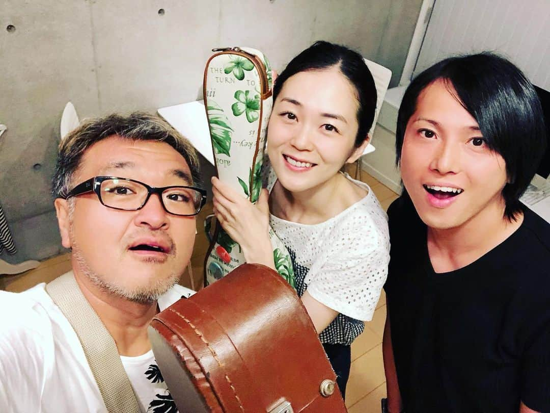 古本新乃輔さんのインスタグラム写真 - (古本新乃輔Instagram)「しばらくの間、 シンガーソングライター、上野まなさんのウクレレサポートをさせて頂きます。  まなさんもウクレレは触れど、 ハワイアン系はまだまだ未開拓だそうで。  一緒に楽しく 向上して行きましょうね、 ってな感じで。  ご紹介下さいました DuelJewelの隼人くん、 Alohaなお繋がりをありがとうございました。  上野まな https://youtu.be/QPuLvTY0W9I  #古本新乃輔 #上野まな #DuelJewel #隼人 #ウクレレ #ハワイアン」9月6日 23時26分 - shinnosukefurumoto