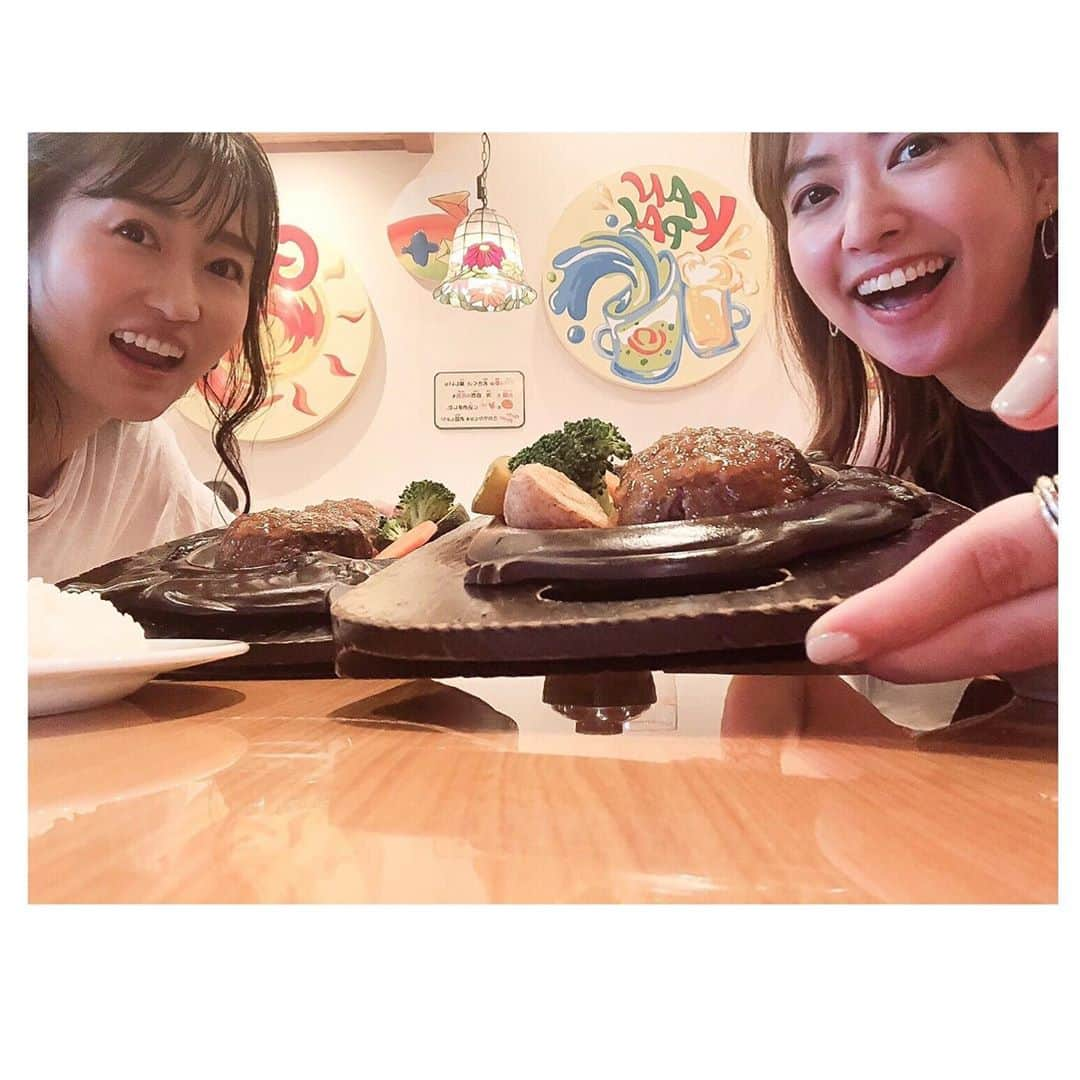 西島まどかさんのインスタグラム写真 - (西島まどかInstagram)「練習→本番→エキストラ🍖 ． ． 🥩来る前に画角の練習中📷の写真が楽しそうで気に入っています。 本番の方が顔緊張していて趣深い。  静岡へは @tsudamarinal とレンタカーして日帰り旅でした。 運転はまりなるにお任せ。 私は助手席担当、音楽をかけたり、食べ物や飲み物をあーんする係でした。なんだかごめんなさい。  彼女と居ると、いつも何かしら事件が起こるのですが、なんなのでしょう。楽しいから幸せです。  #御殿場 #日帰り旅行 #女子旅 #さわやかハンバーグ  #さわやか御殿場インター店」9月6日 23時27分 - nishijima_madoka