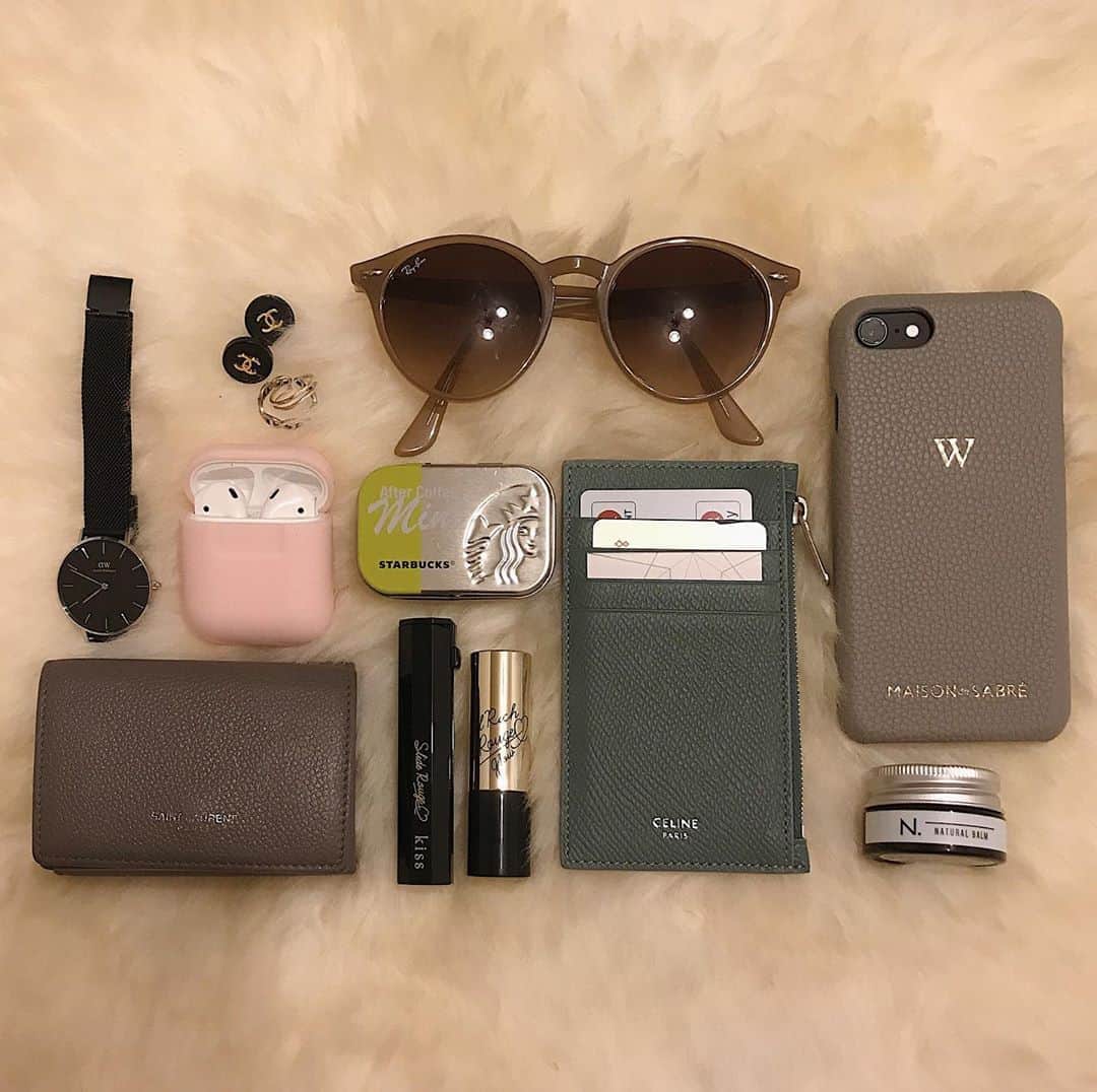 ᴱᴸᵞさんのインスタグラム写真 - (ᴱᴸᵞInstagram)「ㅤㅤㅤㅤㅤㅤㅤㅤ いっつもちびバッグだから 財布、パスケース、iphone、AirPods、リップ これくらいなんだよなぁ荷物。。 ちびバッグ以外の時は+ミニポーチ それでも荷物は少なめ🕊 iphoneケースを財布の色と合わせた♡ 持ち物の色味合わせるの好きよね。 . #バッグの中身 #持ち物 #レザー小物 #財布 #iphoneケース #パスケース #AirPods #メゾンドサブレ」9月6日 23時28分 - diary___ely