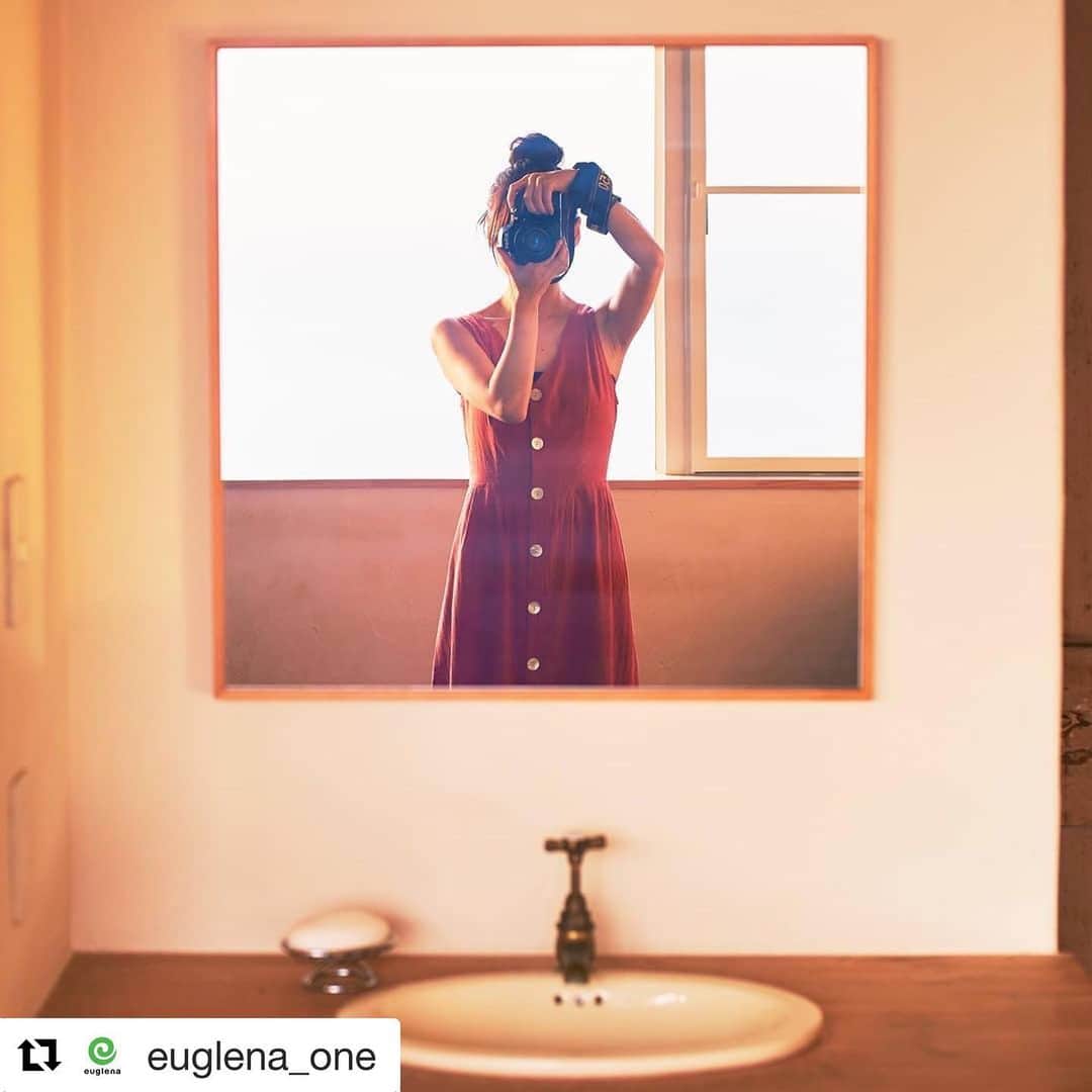 葉月祥子のインスタグラム：「映えてる？？☺️✨📸﻿ ﻿ ここは、鎌倉での撮影でした🦋﻿ ﻿ ユーグレナoneのインスタも是非フォローしていただけたら嬉しいです🧚‍♀️💕🌿﻿ ﻿ #Repost @euglena_one with @get_repost﻿ ・・・﻿ 気がついたらもう9月…🌕﻿ やり残したことはないですか？﻿ ・﻿ まだどこにも行けてない…😢という人は﻿ 涼しくなる前に夏を楽しんで🌟﻿ ・﻿ 遠出の旅行は難しくても、日帰り旅行や﻿ 一泊くらいの旅行なら気軽に楽しめるはず！﻿ ・﻿ でも旅行中は出来るだけ荷物を少なくしたいですよね🤔﻿ ・﻿ アイロンを持ち歩くのは大変なので、﻿ 巻かずにゆるっとキマるお団子ヘアは﻿ いかがでしょうか？﻿ そしてお洋服は、一枚でコーディネートが完成するワンピースを👗﻿ ・﻿ スキンケアは一つで完結するオールインワンのコスメがおすすめ！﻿ ・﻿ ユーグレナのoneシリーズならオールインワンスキンケアの種類が豊富だから自分にぴったりのものに出会えますよ💚﻿ ・﻿ カメラを持って、楽しい思い出を写真でたくさん残してくださいね✨﻿ ・﻿ ・﻿ #思い出作り#思い出pic#夏休み#夏の思い出#旅行#旅行コーデ#カメラ女子#カメラ好きな人と繋がりたい#スキンケア#スキンケア好き#スキンケアマニア#スキンケア好きな人と繋がりたい#コスメ部#コスメ紹介#時短スキンケア#おすすめスキンケア#スキンケア紹介#スキンケアレポ#美肌マニア#乾燥肌対策#潤い美肌#保湿効果#スペシャルケア#弾力肌#目元ケア#乾燥対策#時短美容#美白になりたい#紫外線対策」