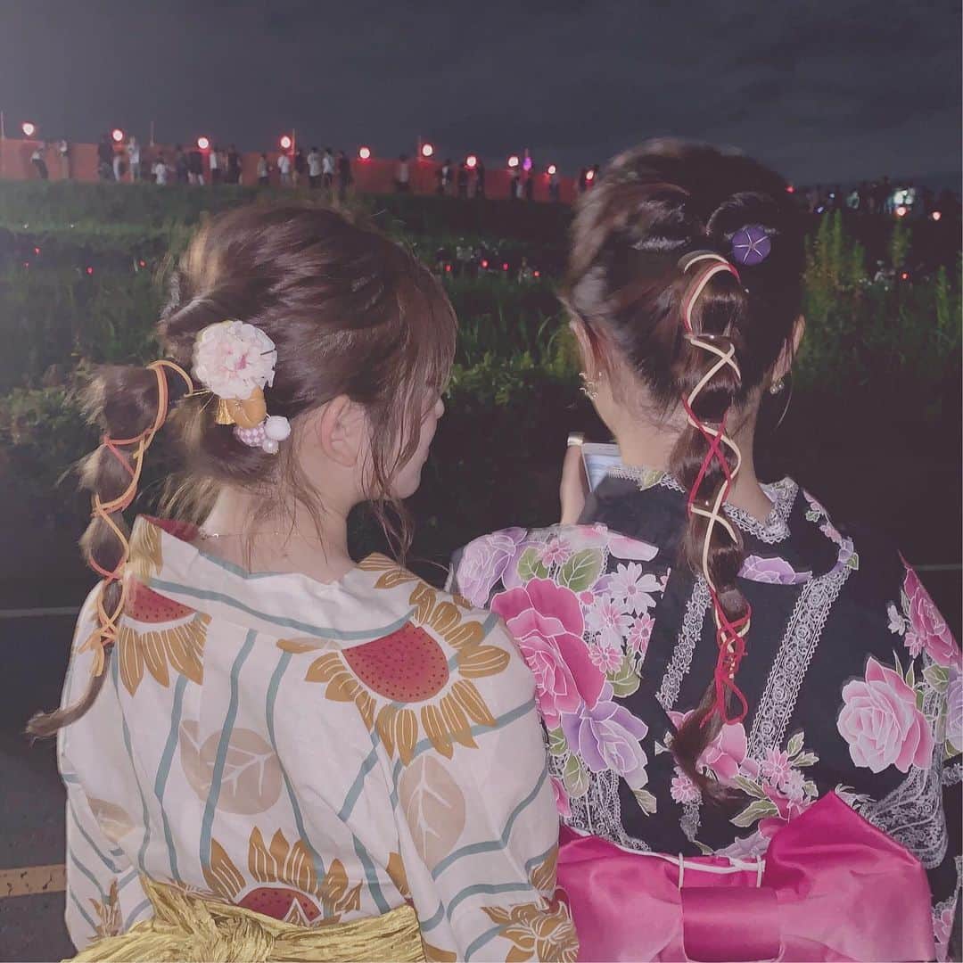 青木菜花のインスタグラム：「.﻿ .﻿ そういえばじじばば旅行中に﻿ 埼玉の花火大会も行ってた🥰﻿ ﻿ 浴衣でダブルデート👫👫夏ももう終わりだね😓﻿ .﻿ . #じじばば #なのかじ #れおなな #浴衣 #浴衣ヘアアレンジ #埼玉 #花火大会 #浴衣デート #ダブルデート #instalike #instagood #l4l」