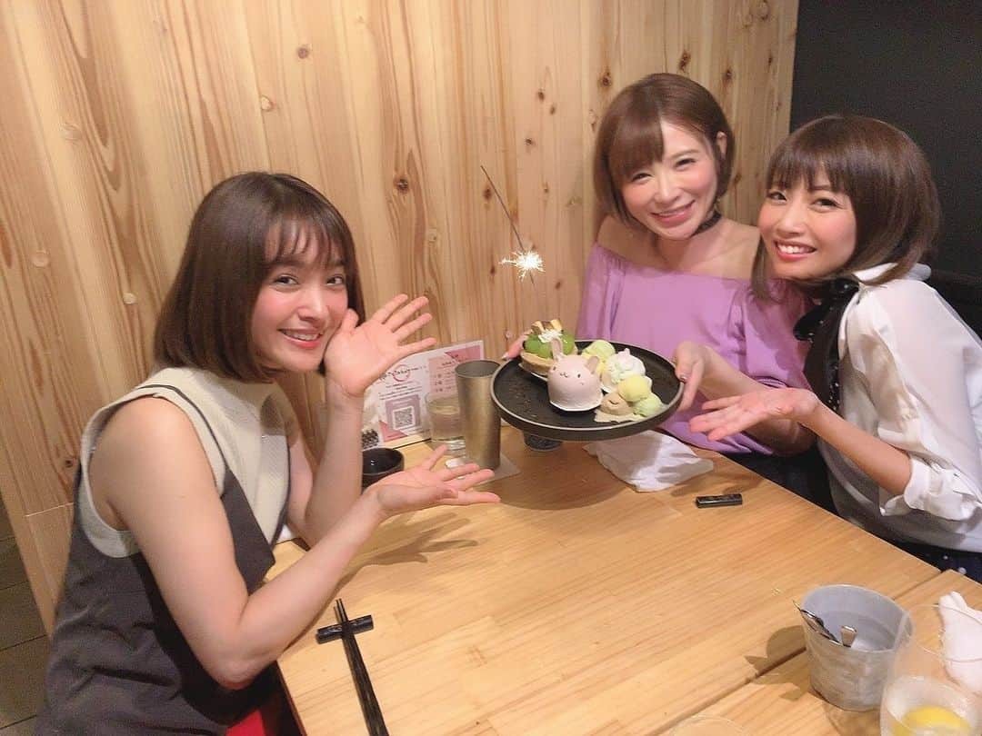 古川真奈美さんのインスタグラム写真 - (古川真奈美Instagram)「.﻿ .﻿ .﻿ てじさまのお誕生日会🎂﻿ 今年もお祝いできて幸せでした😘💓﻿ 去年のてじさまのお誕生日のお祝いした日にちと今年もたまたま同じ日だった😳😳﻿ すごい偶然✨✨﻿ ﻿ ﻿ てじさま今年もお祝いさせてもらってありがとうございました♡いつも優しくて、フワフワしてて中身がメルヘンすぎて先輩っぽくないけど笑﻿ だけど本当に尊敬してます☺️﻿ 素敵なパイセンでいてくれてありがとう。﻿ ﻿ ﻿ ほとんど敬語使ってないけど、めちゃくちゃ先輩だと思ってます！！←﻿ ﻿ これから先も毎年お祝いさせてくださいね！！😍❤️﻿ ﻿ てじさま愛してます😘💋💋﻿ ﻿ ﻿ ﻿ #0時ちょうどにLINEしたのに2番だったらし  #悔しいw﻿ #みひろちゃんは逆に23時59分59秒にLINE  #うちらでサンドイッチした  #イェーイ﻿ #てじさまの笑顔好き  #ずっと笑っててね  #おっぱい沢山触らせてもらって幸せでした﻿ #いい乳  #愛がいっぱいIカップ #堪能しました #ご馳走さまでしたw﻿ #てじてじイジリ  #誰からも愛されるてじてじでいてください  #ハッピーバースデー﻿ #手島優 さま  #みひろ ちゃん﻿ #instalike #instamood ﻿ #ow #instapic #instaphoto﻿ #girl　#follow #followme  #gravure  #japanesegirl  #selfies  #インスタグラビア」9月6日 23時31分 - mana_0619