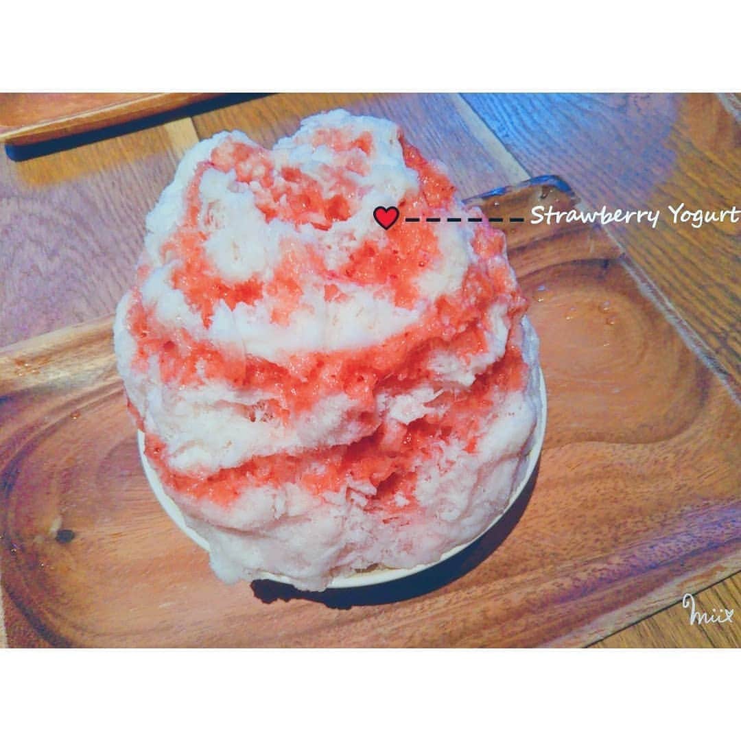 片瀬美月のインスタグラム：「🍓🍧🍼 * * * ふわふわいちごヨーグルトかき氷🍧 * * Strawberry yogurt shaved ice 🍧 * * * 🍓🍧🍼 #shavedice  #strawberrymilk  #strawberryyogurt  #yelo  #イエロ  #かき氷  #かきごおりすと  #いちごみるく」