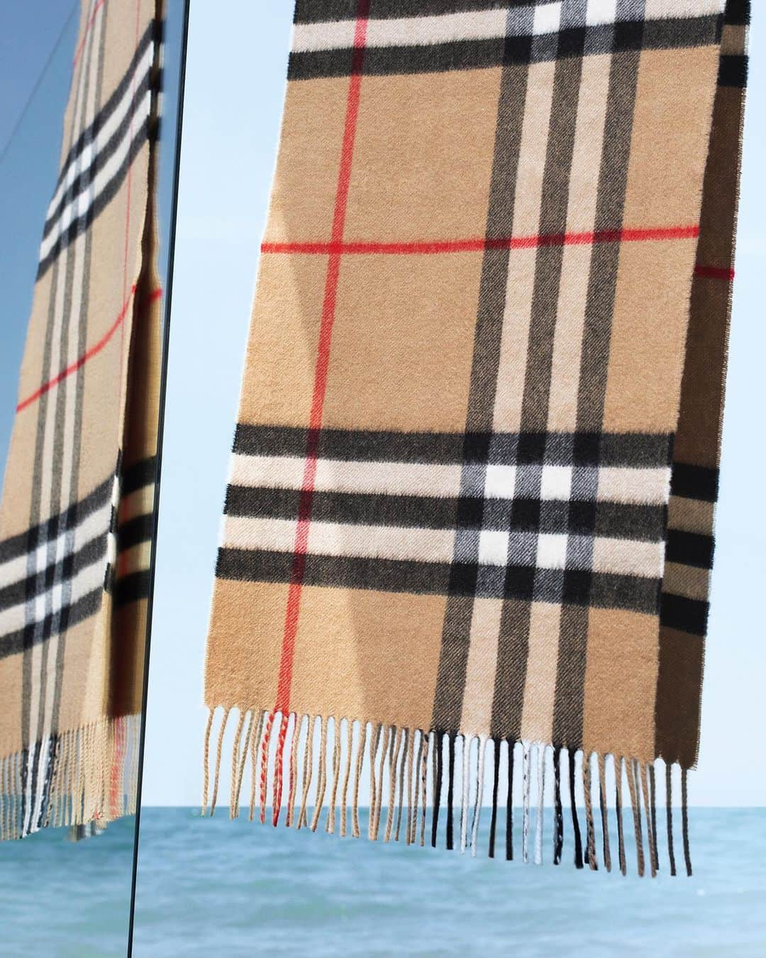 Burberryさんのインスタグラム写真 - (BurberryInstagram)「An iconic addition . The classic #Burberry scarf – a marriage of timeless tradition and modern designs. 100% cashmere, crafted in the Scottish countryside at a 200-year old mill . #BurberryGeneration」9月6日 23時45分 - burberry