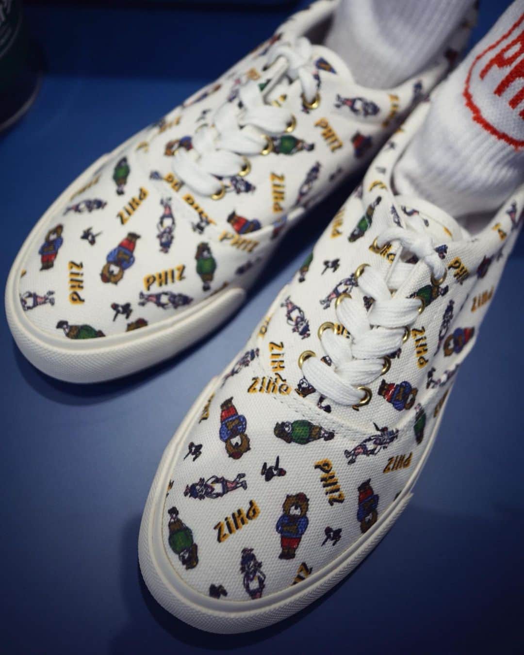 ティナ さんのインスタグラム写真 - (ティナ Instagram)「People be shook when they see my hand vains 😂💕🙈 jk. Just daydreaming about my future dream dog while looking at the #phiz collection @hazzys_official. A day well spent at the #phizmarket .If you have time stop by the #hazzy #phiz  pop up store in Myeong-dong.❤️💕 #피즈  #피즈마켓 #피즈팝업스토어 #스페이스H #spaceH #수빈이_나이키 #shoebeanie #soobeanienike #나이키매니아」9月6日 23時58分 - soobeanie_