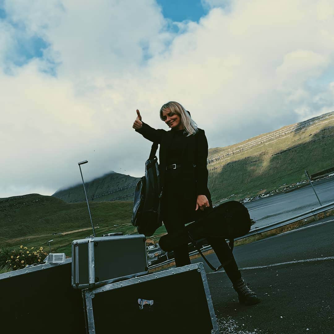 アイヴォール・ポルスドッティルさんのインスタグラム写真 - (アイヴォール・ポルスドッティルInstagram)「Nå men, so er tað @mentanarhusid í kvøld 🤘🏼 Hvat siga tit? Koma tit ikki ein túr??? . . .  Playing a solo show in The Faroe Islands tonight ⛰️🌊 💙 . . . . . . . . . . . #livemusic #liveband #folktronica #onstage #music  #folk #tourlife #touring #eivør #eivor #electronica #darkpop #love #eivør #eivor #eivørshows2019 #eivørsolotour2019 #eivorsolotour2019」9月6日 23時55分 - eivormusic