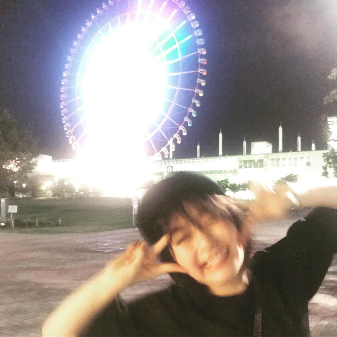 森七菜さんのインスタグラム写真 - (森七菜Instagram)「マネージャーさんが投稿するの忘れてらー！！だったらもりななが代わりに投稿しちゃいます！  今日の月は大きくみえました。綺麗でした。でももう昨日の月になっちゃった！ ごめんなさい！ 急いでシェアボタン押しまーーす！！ 写真は例の場所 #天気の子 もりなな」9月7日 0時06分 - morinana_official