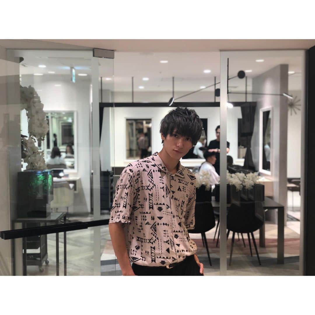 岡田鷹斗のインスタグラム：「美容室 @warrentricomi  @riku_warrentricomi  先輩に カラーカットをしていただきました🧸💓 ・ ・ ・ 僕の髪を知り尽くしてる大先輩☆ いつも本当にありがとうございます  #warrentoricomi表参道  #beautiful  #hiar #grey #men #style  #NEVAGIVEUP #アイドル #岡田鷹斗」