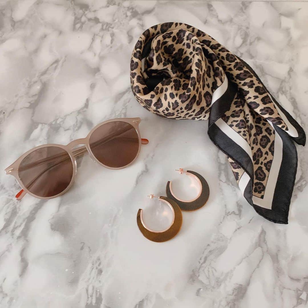 Sayakaのインスタグラム：「* Autumn mood🍂🍁🐆💓 . . . #instafashion #fashionitem #sunglasses #beautyopticalsalon #earrings #stellarhollywood #scarf #leopard #scrap_book #autumnmood #sayakas_favorite #beige #brown #サングラス #ビューティーオプティカルサロン #ピアス #天然石 #ステラハリウッド #スカーフ #レオパードスカーフ #レオパード #ベージュ #ブラウン」