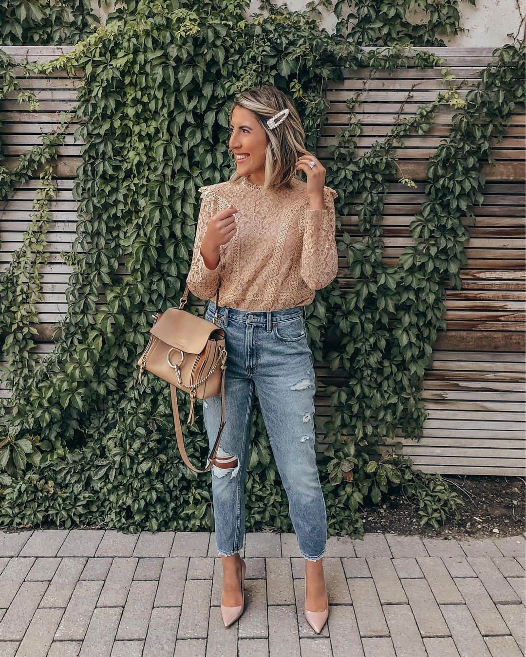 Stephanie Sterjovskiさんのインスタグラム写真 - (Stephanie SterjovskiInstagram)「Hey @nealjolly it’s Friday, wanna go out with me? 😉 This would be a perfect date night look and these high rise mom jeans are on major sale!! I love dressing them up or down (with flats/sneakers). They fit true to size as well (I’m a 27 waist/regular length for reference). Linked them up here 👉 http://liketk.it/2EIzN @liketoknow.it #liketkit #dolifeaf #outfitoftoday #falloutfits #datenightstyle #LTKsalealert (ps. Top is @zara but linked similar ones in the LTK app as well). Happy Friday loves! 💕」9月7日 0時01分 - stephsjolly
