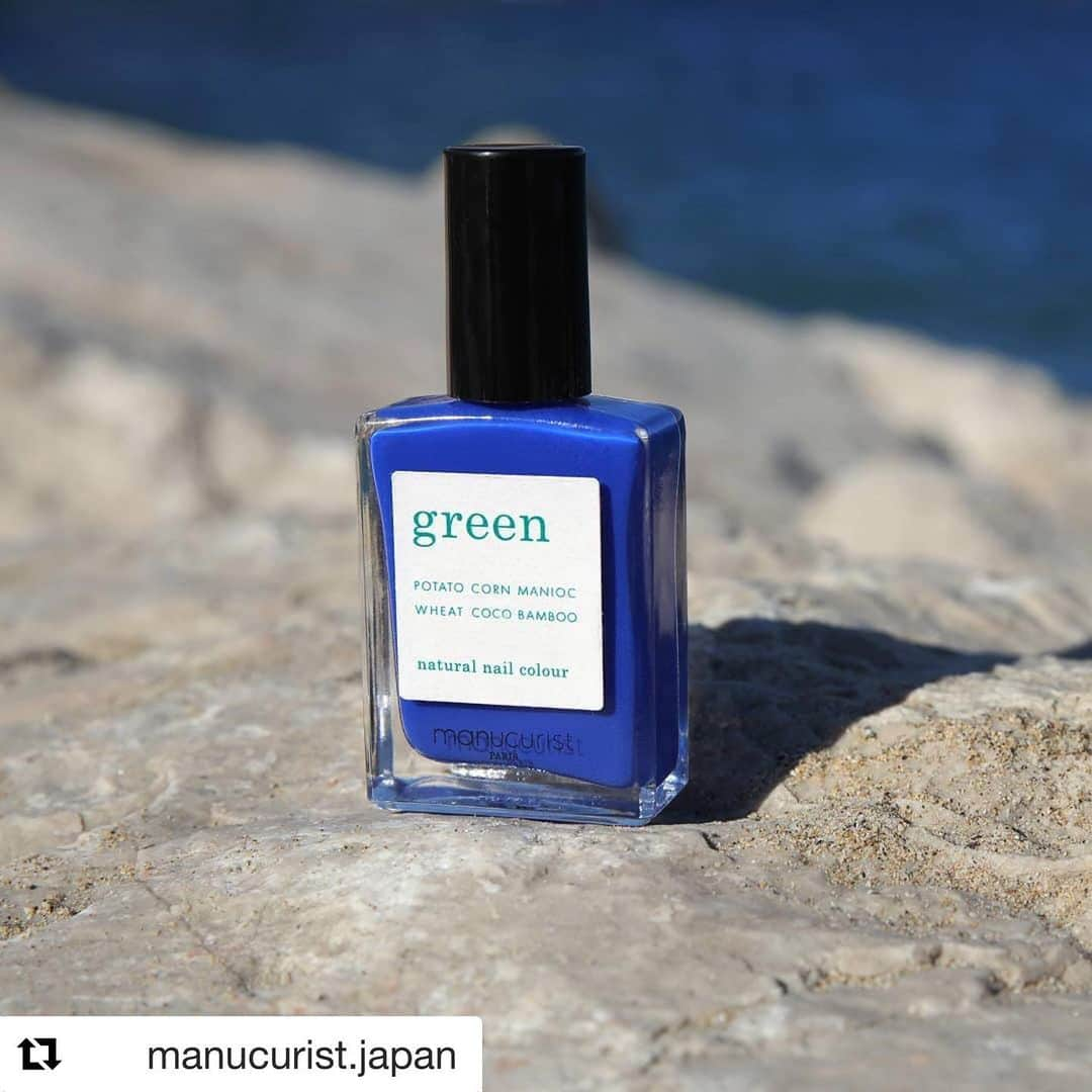 七咲友梨さんのインスタグラム写真 - (七咲友梨Instagram)「フランスの ある昼下がりに manucurist green . #Repost @manucurist.japan with @get_repost ・・・ 夏🌻を彩る鮮やかなブルー💙のアルトラマリーン🏝️﻿ ﻿ 大胆なビビッドなカラーでどこかにお出かけ👒したくなる😄﻿ ﻿ 「No. 31041　アルトラマリーン」﻿ ﻿ ﻿ ﻿ #manucurist #green #マニキュリスト #マニキュリストグリーン #グリーンナチュラルネイルカラー #植物由来 #動物実験なし #クルエルティフリー ##ネイル好き #natural #manucuristjapan #サハラインターナショナルグループ #ネイル #コスメ好き #コスメマニア#かわいくなりたい #セルフネイル #かわいい#カジュアルネイル#cosmetics #nail #ポリッシュネイル#自爪ネイル#ブルーネイル#単色ネイル#夏ネイル#夏カラーネイル#ブルー#マリンカラー﻿ ﻿ ﻿」9月7日 0時01分 - nanasaki_yuri