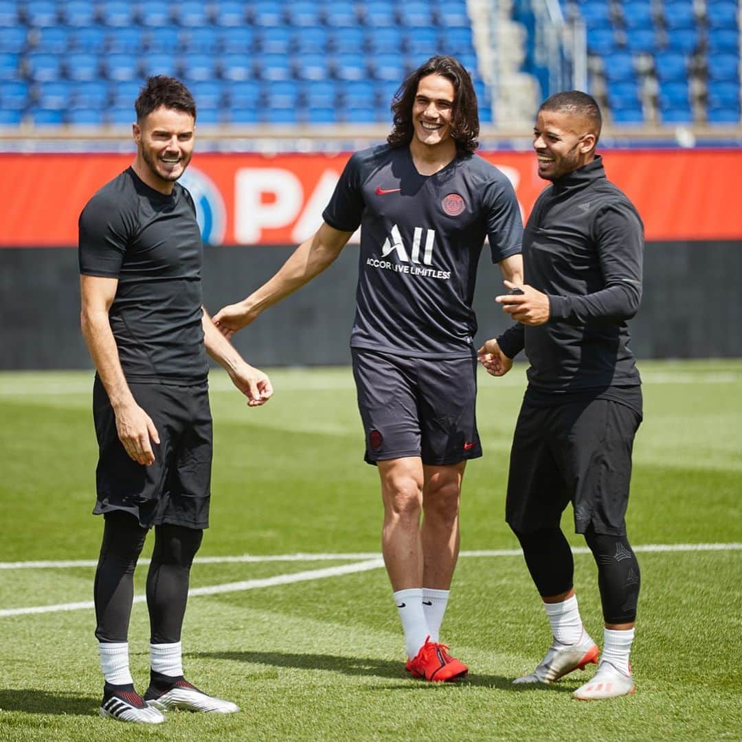 F2Freestylersのインスタグラム：「Behind the scenes with the @PSG boys. #FIFARatings are here. Link in bio to see more from Edinson Cavani, Angel Di Maria, Julian Draxler, Marco Verratti, and Kylian Mbappé @EASPORTSFIFA #FIFA20」