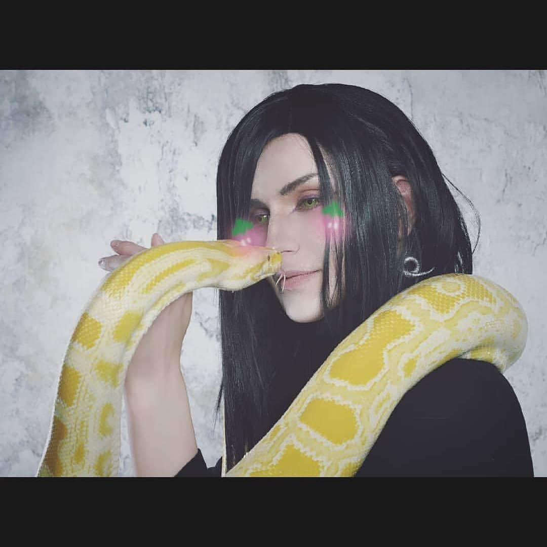 Gesha Petrovichさんのインスタグラム写真 - (Gesha PetrovichInstagram)「Chuuu🐍🐍 Idk what post for you next, any suggestions? 🤔 Do u like snakes?🐍 I do, they love warm as  mine and very connected to owners 😍 Can't wait buy a new pc and show , done pics from this photoshoot to ya'll 😭 OK, what is you fav animal and why? 🤔 Ваше любимое животное и апочему? ×××××××××××××××××××××××××××××× More photoshoots and early access on 👉👉Patreon.com/GeshaCosplay  follow😉 #naruto #orochimaru #geshacoser #cosplay」9月7日 0時09分 - petrovichgesha