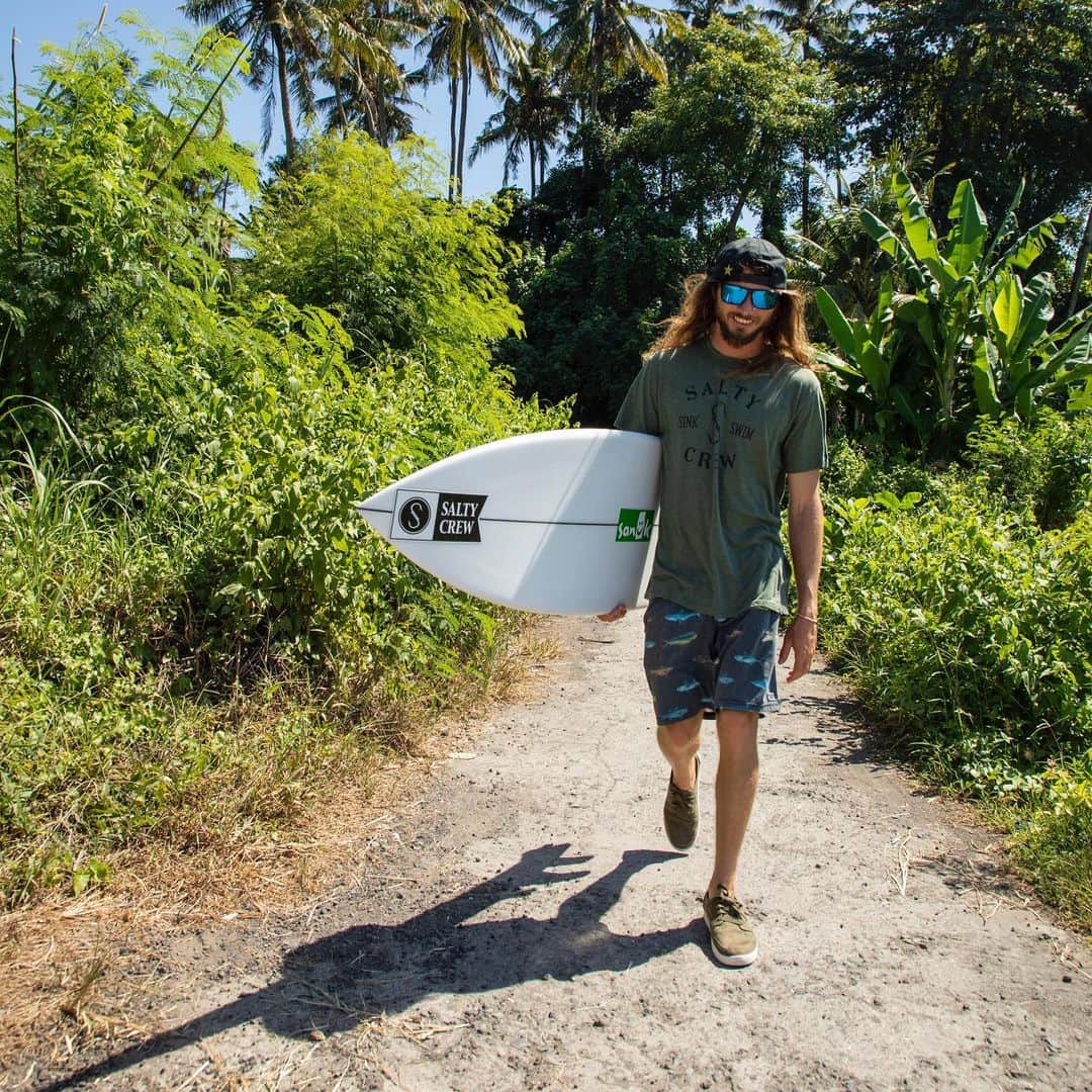 のインスタグラム：「@MattMeola, always comfy on the journey — near or far. #veganshoes #Sanuk #SmilePassItOn」