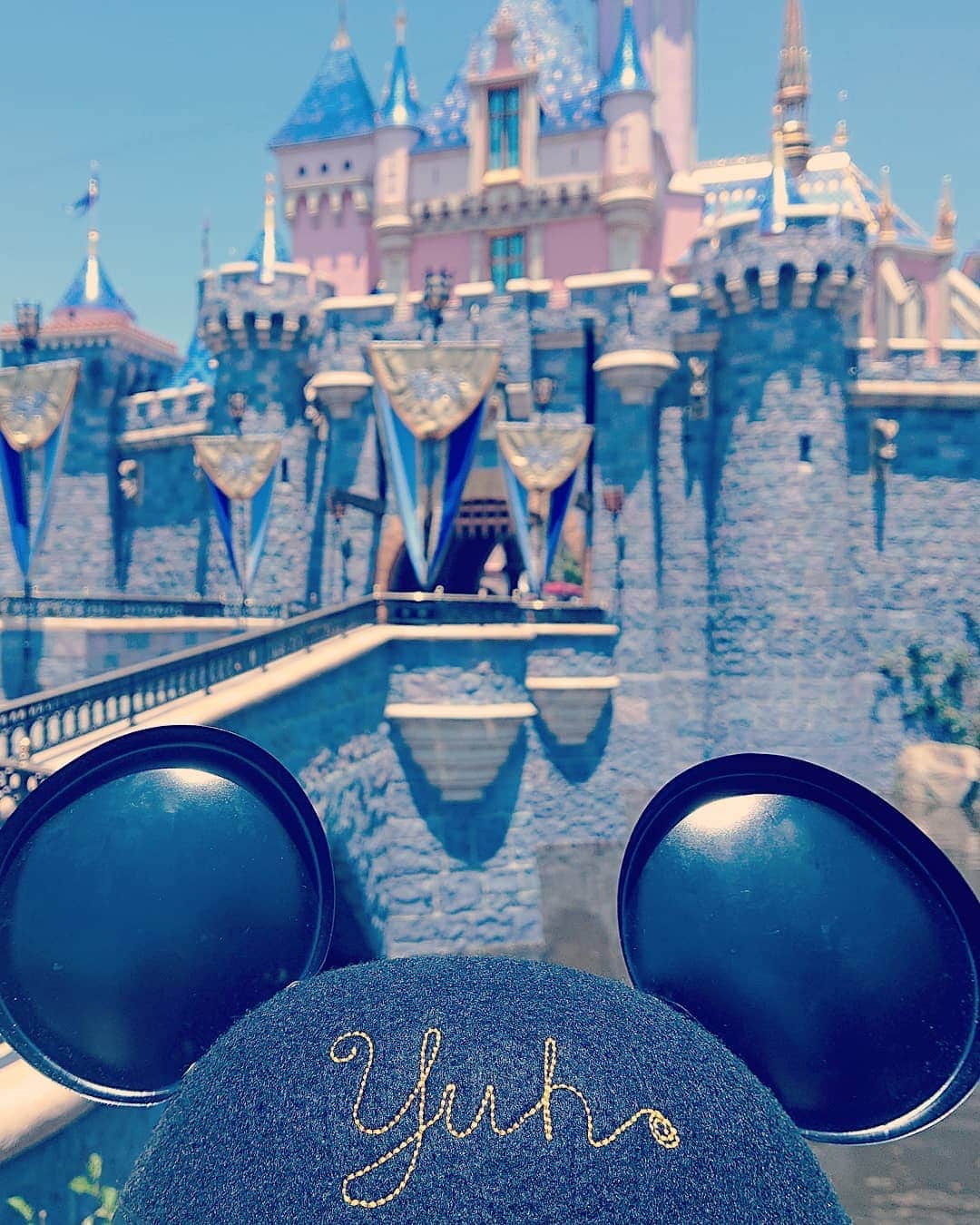 のインスタグラム：「帽子に自分の名前刺繍してもらったよ🐀 .  #4回目の世界一周 #ファーストクラスで世界一周 . #🏰 #ロサンゼルス #ロス #アナハイム #一人ディズニーランド #ディズニーランドリゾート #ディズニーカルフォルニアアドベンチャーパーク #ディズニーランドパーク#旅 #海外旅行 #海外 #海外一人旅 #トランカー #旅スタグラム #旅スタグラマー #タビジョ #旅したくなるフォト #海外好きな人と繋がりたい #女一人旅 #アメリカ #アメリカ一人旅 #旅行記録 #プロトラベラー #世界一周  #ロス一人旅 #ロス旅行 #losangeles #バックパッカー じゃないよ」