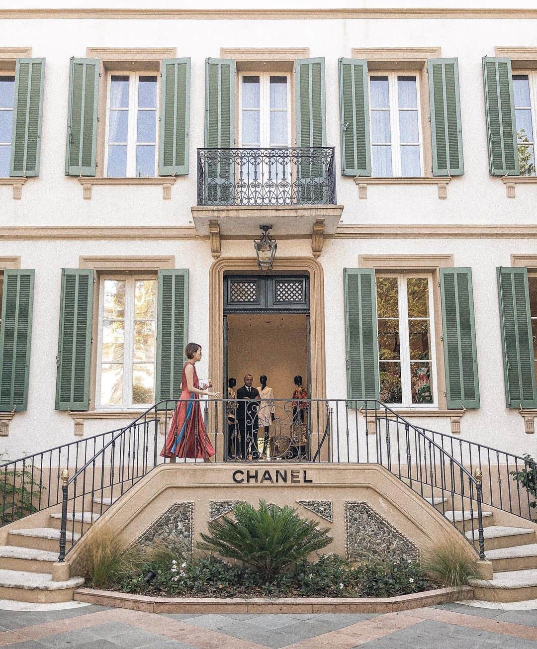 花井瑠美のインスタグラム：「19世紀に建てられた大邸宅をホテルから引き継いでCHANELのブティックに♡  サントロペにピッタリな優雅さ。 プライベートガーデンとプールサイドで、それぞれ異なる空間にディスプレイされてる♡ ヨーロッパは歴史的建物をそのまま生かしてるからカッコいいに決まってる。  建物もファッションも時計も車も、traditional.classic好きな私には最高な場所が沢山あるヨーロッパ。 この長旅に幸せを感じながら感謝、感謝。 ・ #sainttropez#chanel#luxuryhotel#cruisinginstyle#france🇫🇷 #ヨーロッパ旅行#地中海クルーズ#長旅#サントロペ」