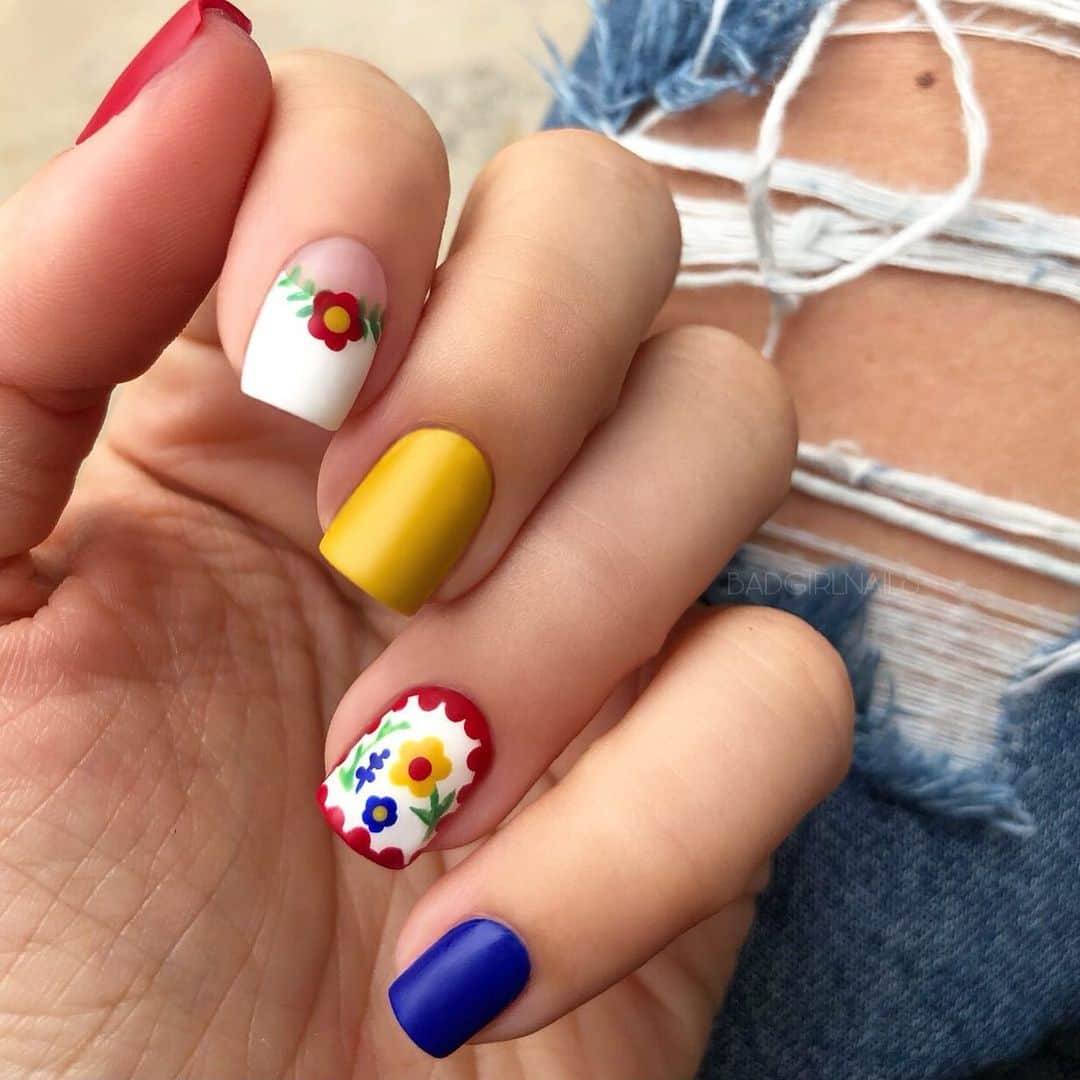 Soniaさんのインスタグラム写真 - (SoniaInstagram)「Folk art nails to transition into fall🌼 Inspired by a ton of Pinterest posts (including a design from @elleandish) and the ceramic rooster in my mom’s kitchen. These were so easy to do and I’ve never felt more Portuguese 🇵🇹 ✨ Polishes and matte topcoat from @livelovepolish」9月7日 0時33分 - badgirlnails