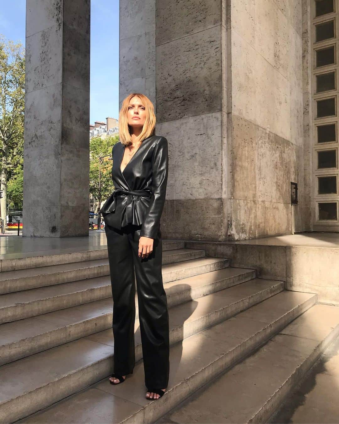 Caroline Receveurさんのインスタグラム写真 - (Caroline ReceveurInstagram)「Another day, another photoshoot 🖤 3e collection @reccparis disponible dans quelques jours! #staytuned #reccparis」9月7日 0時26分 - carolinereceveur