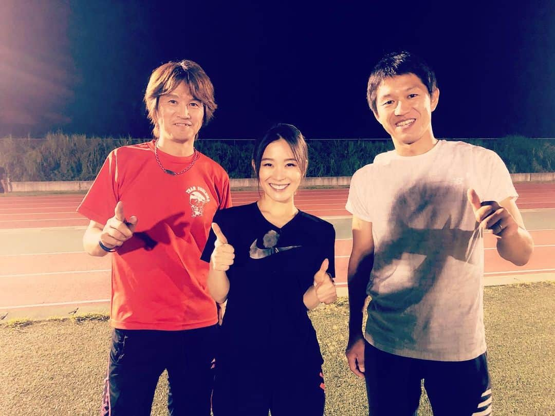 森恵さんのインスタグラム写真 - (森恵Instagram)「今日はFM岡山に出演後、 DJの牛嶋さんと環太平洋大学のグラウンドへお邪魔し、コーチの吉岡利貢さんにランニングフォームを見て頂きました。 やっぱり専門の方にお話をお伺いすると、結果が早いですね。すぐにフォームが変わってきました！すごい！！ 姿勢とか脚の運びとか沢山アドバイスをしてくださったので、ここから11月10日岡山マラソンのトレーニングも身体への負担を減らしながら出来そうです！ この模様はまたファンクラブ動画でもご紹介するのでお楽しみに！  #環太平洋大学 #吉岡利貢 #貴重な時間をありがとうございました！ #フルマラソン」9月7日 0時29分 - morimegumi_official