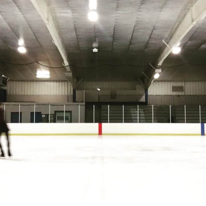アリッサ・シズニーのインスタグラム：「Taking on your challenge @brianboitano !! 😂😘 (back sit and forward sit, both!)」