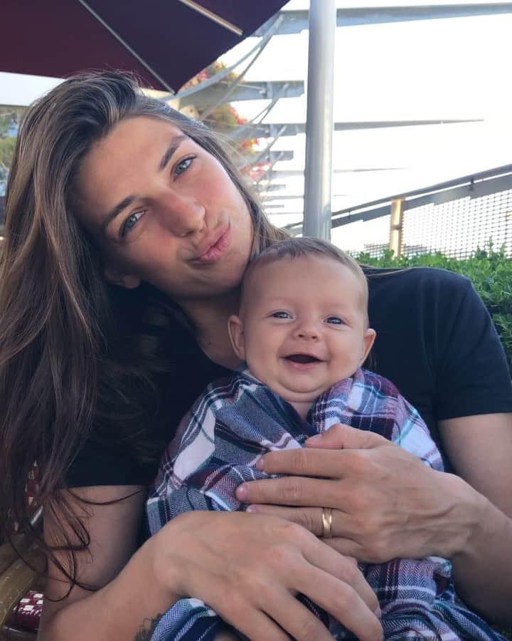 マッケンジー・ダーンのインスタグラム：「Meu bem que me faz TÃO bem!  Love you minha princesa! 💕 @moadernsantos」
